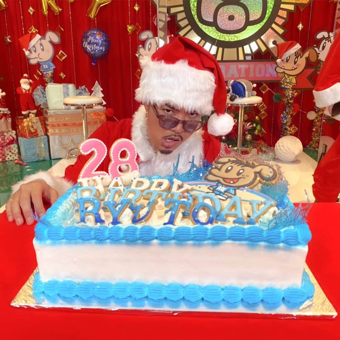 GENERATIONS高校TVのインスタグラム：「龍友の誕生日写真を更新🦍  実は、GENE高生放送後にお祝いしてました🎂  その様子はストーリーから ABEMAビデオに飛んでチェックしてね👀💙  公式Twitter @gene_kou で検索🔍 ----------------------------------- #gene高 #ジェネ高 #generations高校tv #gene #generations #ジェネ #ジェネレーションズ #generationsfromexiletribe #ldh #白濱亜嵐 #片寄涼太 #数原龍友 #小森隼 #佐野玲於 #関口メンディー #中務裕太 #ジェネ犬 #龍友HBD」