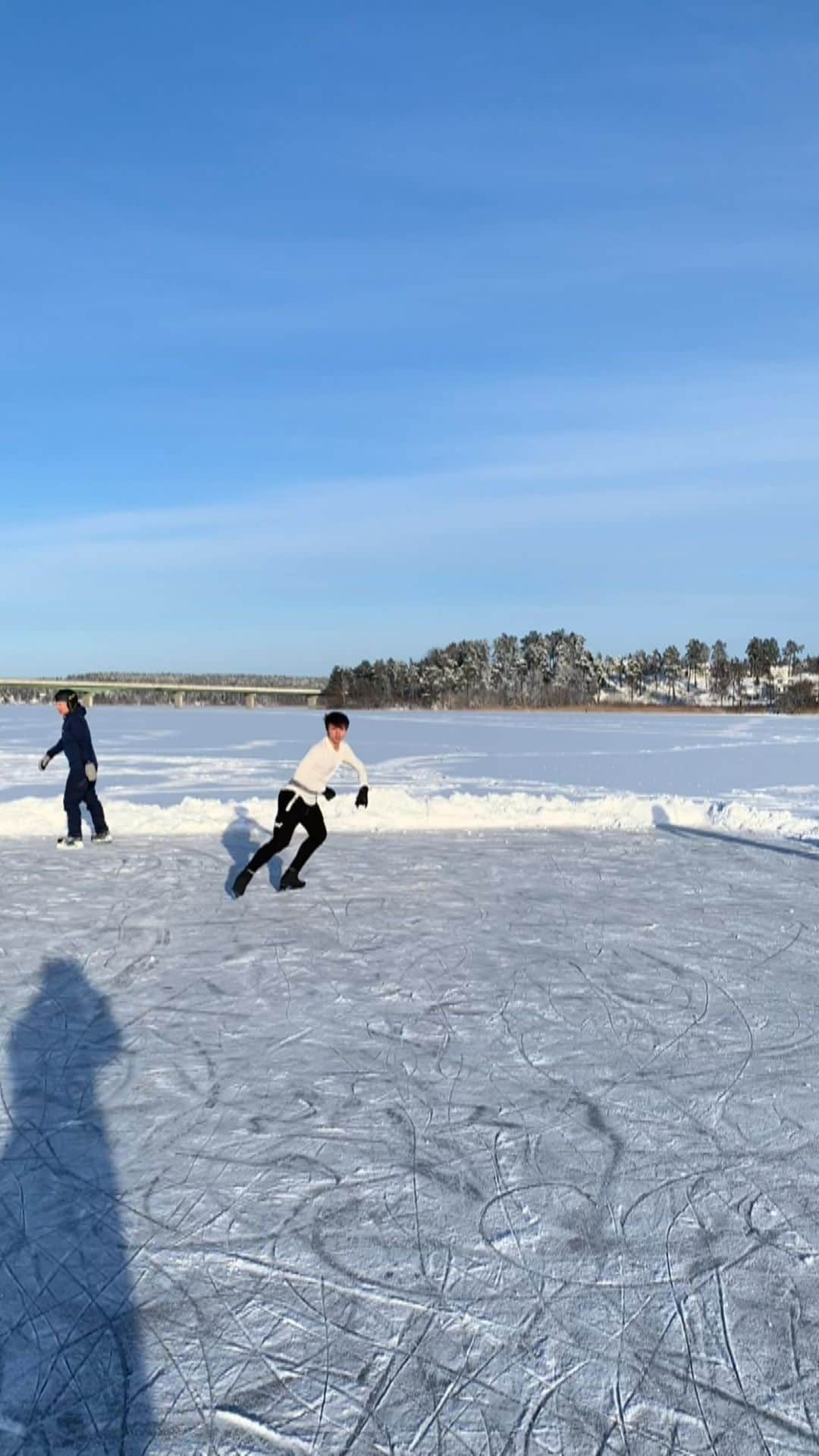 イリヤ・ソロミンのインスタグラム：「”Hold Up! Future champion in the background ✊🏼”   🎶 - @maskedwolf  •• - • • •  #foryou #figureskating #skatesweden #Awesomelifestyle #dance #konståkning #repost #risport #astronaut #risporters #risportskates #mkblades #instagram #reels #workhard #determination #active #strong #viral #motivation #workhardplayhard #passion #fitnesslifestyle #isufigureskating #Trainhard #fyp #nordicskaters #foryoupage」