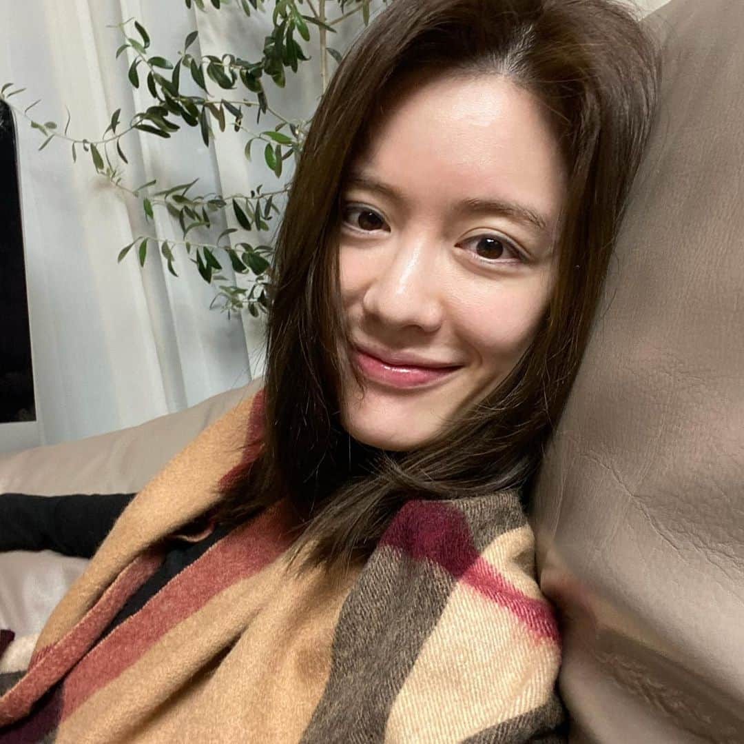 ヤン・ジンソンのインスタグラム：「스팀청소기까지 쓱쓱 싹싹. 카페트 먼지까지 팡팡. 크게 숨 한번 쉬고. 다시 시작.😌」