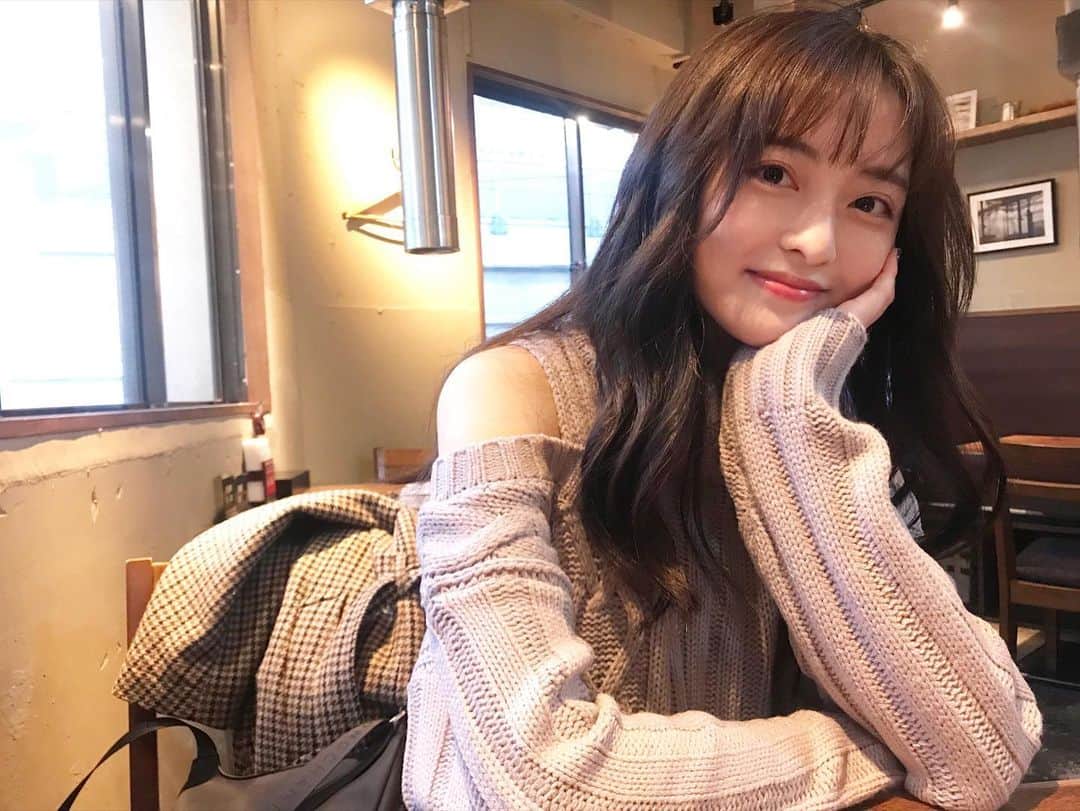 のインスタグラム：「やっぱり肩の部分は寒いです。  #grl」