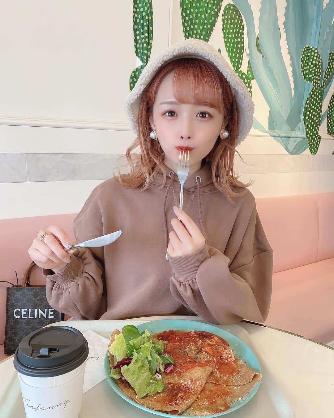 計良日向子（ひなひ）さんのインスタグラム写真 - (計良日向子（ひなひ）Instagram)「. . 横浜にあるカフェ #thebeachyokohama で ガレットランチしたよ🍴💗 チキンのガレット食べたんだけど とーーーっても美味しい🤤 やっぱりガレット大好き♡ . . . @classicalelf_official の プルオーバーパーカー😌 裏起毛でとってもあったかくて オーバーサイズだから 体型カバーもしてくれるよ！ 週末セールで60%オフだったよ✨ . . .  #クラシカルエルフ #classicalelf #エルフコーデ #ビッグシルエット #裏起毛 #パーカー #プルオーバーパーカー #locari #ロカリ #プチプラコーデ #今日の服 #今日のコーデ #横浜グルメ #横浜カフェ #横浜ランチ #カフェ巡り」1月31日 22時32分 - kerahinako1105