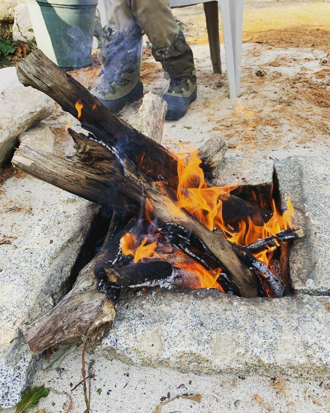 深町健二郎さんのインスタグラム写真 - (深町健二郎Instagram)「糸島で焚き火🔥  東大医学部からハーバード大学院出身の予防医学研究者、石川善樹先生と、Well-beingについて語りながらの焚き火タイムは、刺激と癒しの応酬です⚡️♨️」1月31日 22時24分 - kenjirofukamachi