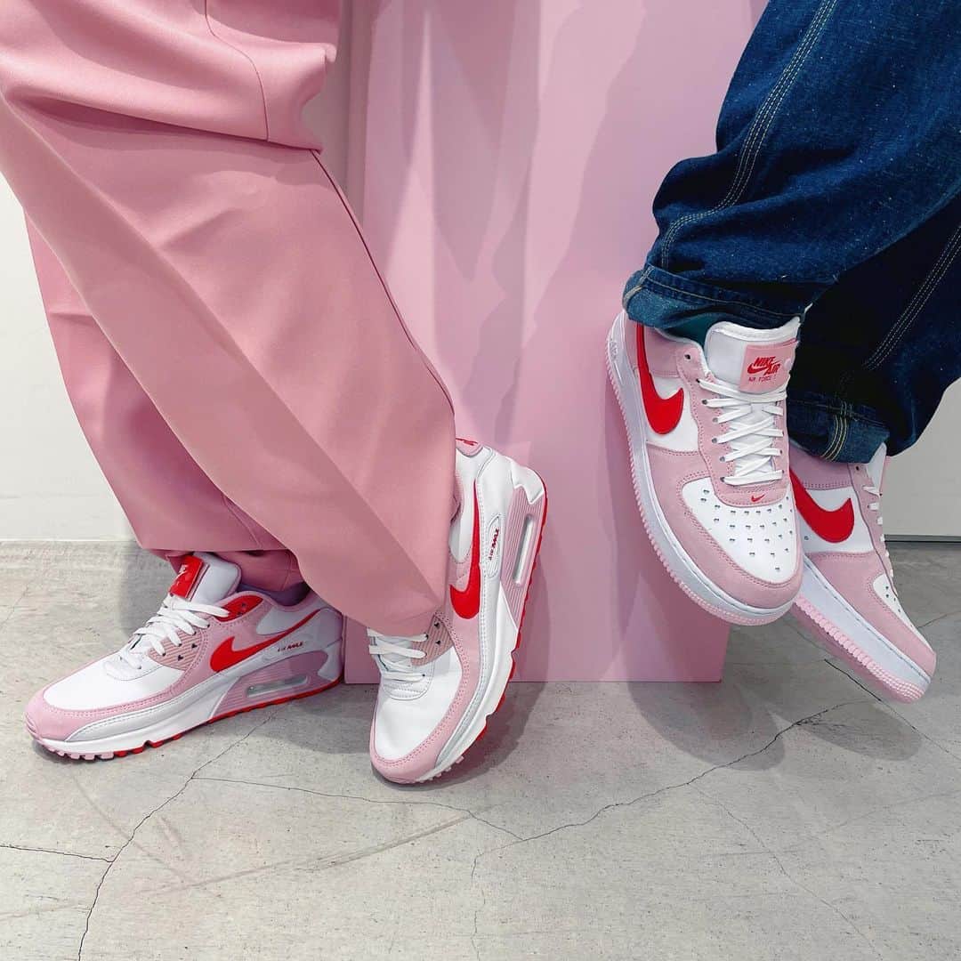 のインスタグラム：「. NIKEからキュートなバレンタインコレクションが登場🍫💕 それぞれピンク×レッドの組み合わせがバレンタインならではのカラーリング♡ハート型のパンチングや開けるとハートマークが現れる開閉式のシュータンロゴ、左右非対称のカラーを採用したインソール、オリジナルデザインのシューズボックスなどのデザインが特徴的なバレンタイン・デーを記念したとことんキュートなモデルが2/6(sat)より登場💝 ぜひお見逃しなく。。！  　　 　　 　　　 　　  #atmos#atmospink#アトモス#アトモスピンク#スニーカー#スニーカー女子」