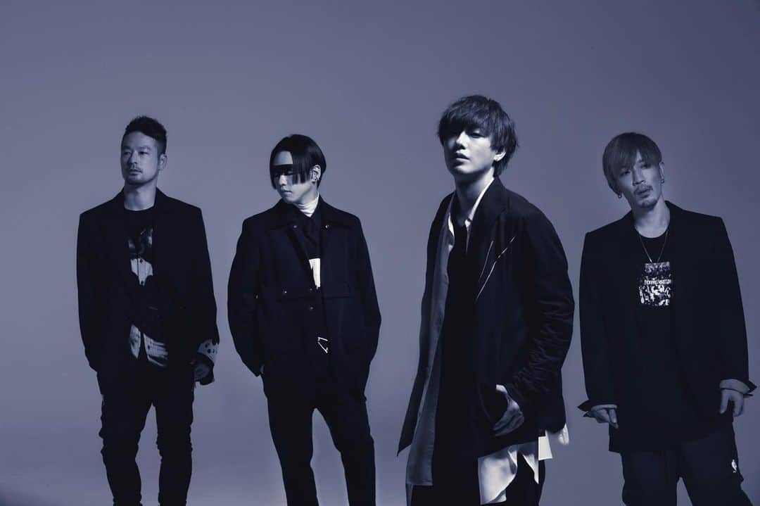 のインスタグラム：「新アー写もこちらです😊 髭フォーマルでイメチェンですね！  #spyair #新アー写」