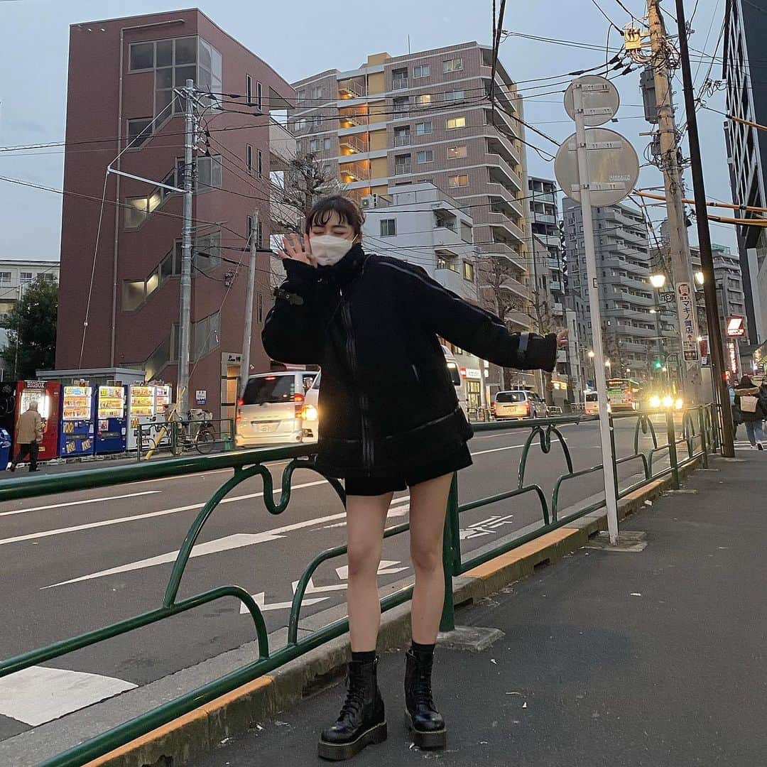 河崎みーなのインスタグラム：「. 気づいたら全身黒になってしまうあるあるだよね🖤 可愛いアウターは　@albedo_wear のだよ🐼 . .」