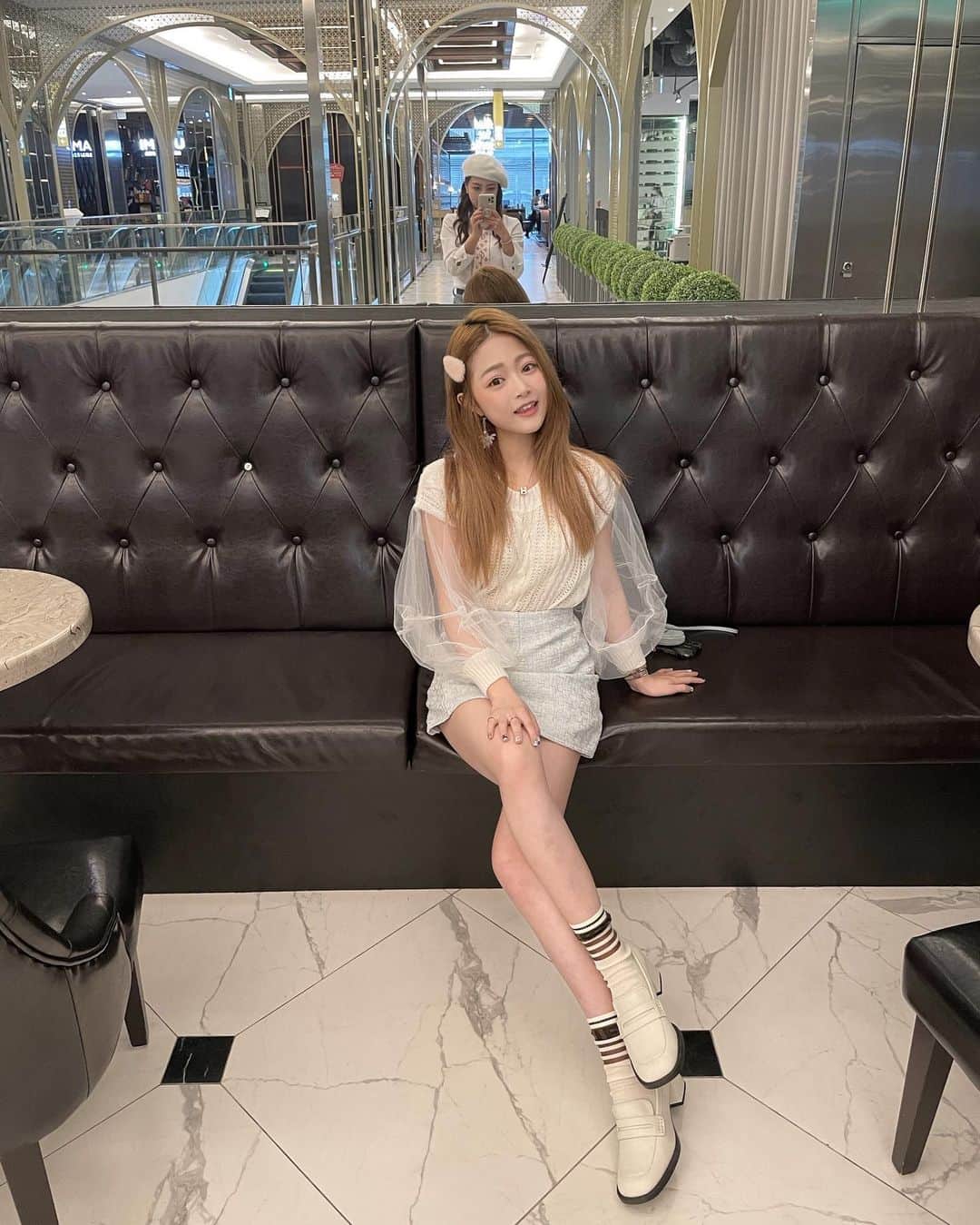 徐薇涵（Wei Han Xu）のインスタグラム：「之前聽到一個媽媽對小孩說 坐下！我們能坐就不要站著 🤔好像蠻有道理 看我的照片最近都坐好好的 🤣（坐著角度腳看起來也比較長啦🤪） 跟 @jung_850517 另類的合照🥰 #海豚穿搭 #outfit」