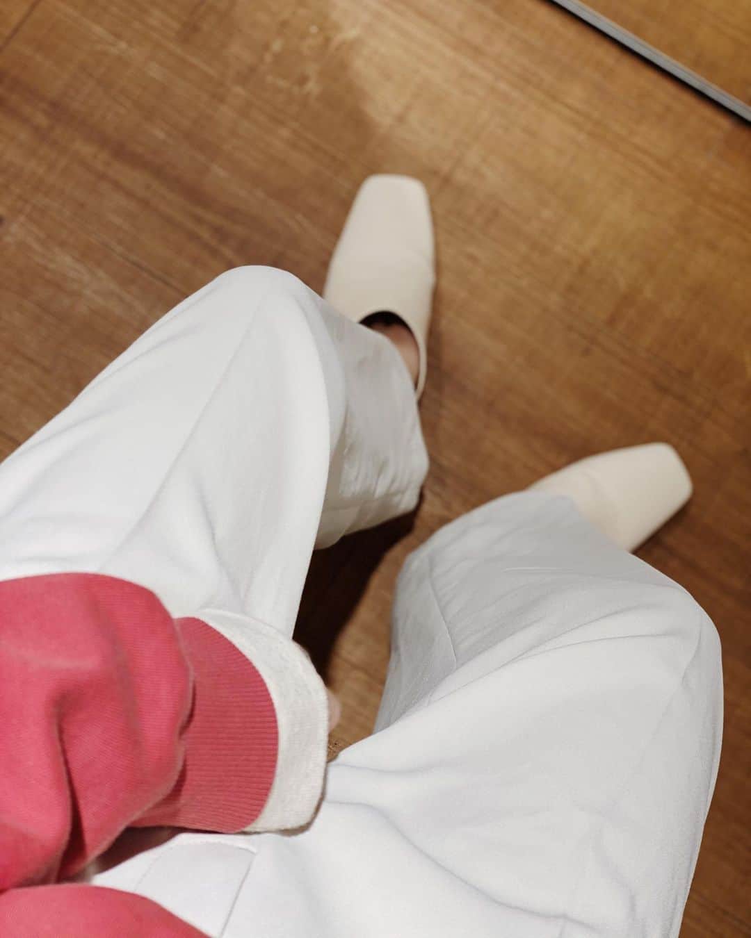 Eri Koyamaのインスタグラム：「. #ハイウエストカラータックパンツ 念願のXSサイズ🙏🏻🥺  今までボトムはFreeかS/M展開だったのが 3サイズ展開になって1人でも多くの方が履けるように🥲✨  @ungrid_official @ungrid_staffsnap @eri_koyama_ #153cmコーデ」