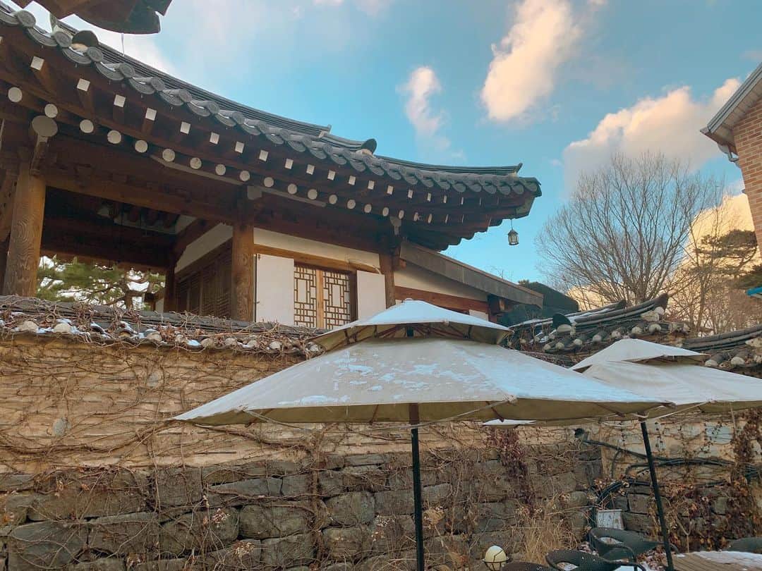 ジユルのインスタグラム：「한옥에 살어리랏다  #Hanok」