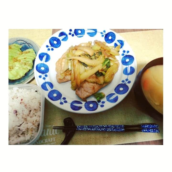 近藤笑菜のインスタグラム：「この間初めて作った、トンテキ🥩うんまかったーー♡ つけ合わせに野菜ほしいな～となって、すかさずセロリを！火を通すセロリしゃきトロで好きなんだよなぁ ご飯がタッパーのままなのはご愛嬌で。笑 味噌汁も前の日のを温め直して、アボカドわさび醤油も切るだけだし、簡単美味しいごはんな日だった～時短最高～～🥑 #おうちごはん #トンテキ」