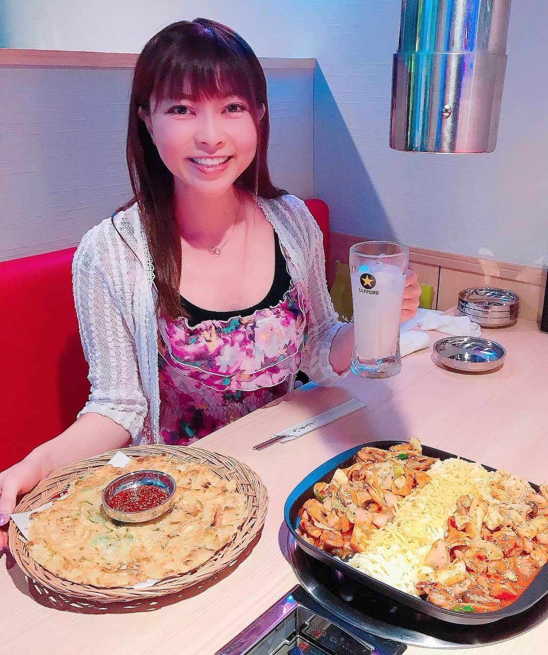 DJ MIYAさんのインスタグラム写真 - (DJ MIYAInstagram)「きゃっほーぉ❤️今夜は、2020年12月に渋谷のセンター街にOpenしてばかりの韓国料理　『サムギョプサル専門店 金ちゃん2号店』  さんであったかKorean food食べたよーぉ❤️💗  @kinchan_shibuya  店内も、めっちゃ派手でかわいいー！！❤️新しくていいね😊賑わってたー！すごい人気ぶりが伺えます。  ◉カルピスサワー  ◉チーズタッカルビ（2〜3人前）  わぉー！！すごぉーい！ 大きい鉄鍋に、たっぷりのチキンやキャベツ、玉ねぎ、トッポギも入っていて 甘辛の、濃厚タレに絡めておいしくいただきましたぁぁ❤️ 伸びるチーズがすごい♪🌈美味しくて、一人でほとんど平らげちゃいましたー！！！💖  めっちゃ身体が温まって幸せですね💖💖 タッカルビ美味しかったぁぁぁー！！！  ◉海鮮チヂミ  海老やタコ&イカなど入っているもっちもちで、外がカリカリに焼き上がったチヂミ。 ほんっと美味しーい！！！❤️💗  初めてチャミスルも飲みましたぁ💖意外と飲みやすかった♪(o^^o)  センター街のマックの5階でわかりやすいし、韓国に来た気分が味わえますね💗(^ ^)  ごちそうさまでーした💗  東京都渋谷区宇田川町28-15サンマルジェビル 5F  #金ちゃん #渋谷韓国料理 #渋谷グルメ #渋谷ランチ #韓国グルメ #韓国料理 #pr #韓国好き #旅ブロガー #旅インフルエンサー #渋谷センター街 #渋谷ディナー #渋谷居酒屋 #グルメ女子 #グルメ #グルメ好き #トリドリベース #東京グルメ #韓国料理好き #マシッソヨ #食レポ #チーズタッカルビ #タッカルビ #渋谷ごはん #SHIBUYA #サムギョプサル #食べスタグラム #グルメブロガー #食リポ #グルメスタグラム」1月31日 22時31分 - dj_miya