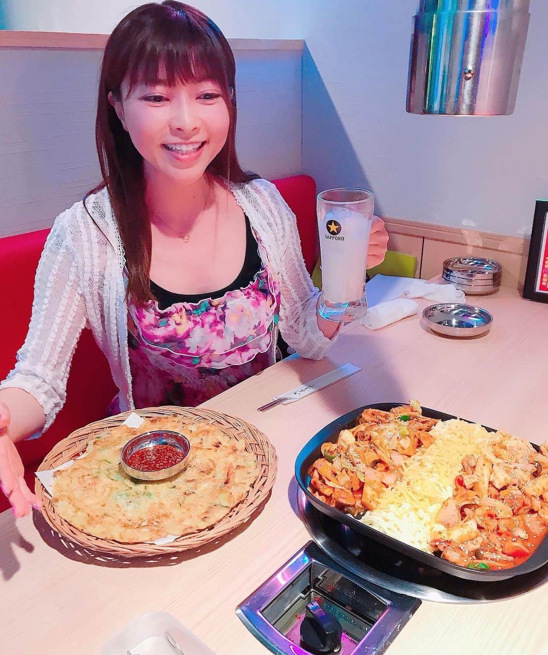 DJ MIYAさんのインスタグラム写真 - (DJ MIYAInstagram)「きゃっほーぉ❤️今夜は、2020年12月に渋谷のセンター街にOpenしてばかりの韓国料理　『サムギョプサル専門店 金ちゃん2号店』  さんであったかKorean food食べたよーぉ❤️💗  @kinchan_shibuya  店内も、めっちゃ派手でかわいいー！！❤️新しくていいね😊賑わってたー！すごい人気ぶりが伺えます。  ◉カルピスサワー  ◉チーズタッカルビ（2〜3人前）  わぉー！！すごぉーい！ 大きい鉄鍋に、たっぷりのチキンやキャベツ、玉ねぎ、トッポギも入っていて 甘辛の、濃厚タレに絡めておいしくいただきましたぁぁ❤️ 伸びるチーズがすごい♪🌈美味しくて、一人でほとんど平らげちゃいましたー！！！💖  めっちゃ身体が温まって幸せですね💖💖 タッカルビ美味しかったぁぁぁー！！！  ◉海鮮チヂミ  海老やタコ&イカなど入っているもっちもちで、外がカリカリに焼き上がったチヂミ。 ほんっと美味しーい！！！❤️💗  初めてチャミスルも飲みましたぁ💖意外と飲みやすかった♪(o^^o)  センター街のマックの5階でわかりやすいし、韓国に来た気分が味わえますね💗(^ ^)  ごちそうさまでーした💗  東京都渋谷区宇田川町28-15サンマルジェビル 5F  #金ちゃん #渋谷韓国料理 #渋谷グルメ #渋谷ランチ #韓国グルメ #韓国料理 #pr #韓国好き #旅ブロガー #旅インフルエンサー #渋谷センター街 #渋谷ディナー #渋谷居酒屋 #グルメ女子 #グルメ #グルメ好き #トリドリベース #東京グルメ #韓国料理好き #マシッソヨ #食レポ #チーズタッカルビ #タッカルビ #渋谷ごはん #SHIBUYA #サムギョプサル #食べスタグラム #グルメブロガー #食リポ #グルメスタグラム」1月31日 22時31分 - dj_miya