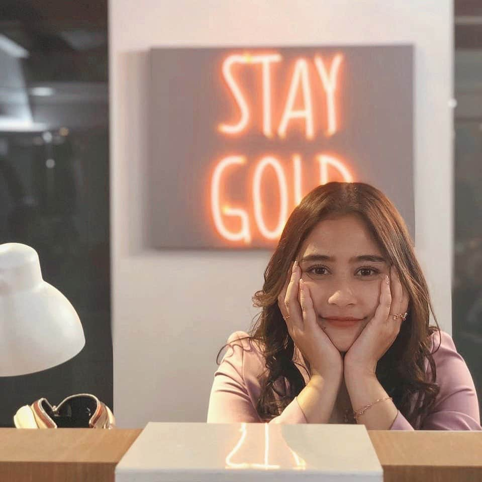 Prilly Latuconsinaさんのインスタグラム写真 - (Prilly LatuconsinaInstagram)「di fotoin sama mas Nic. kelakuannya sih cuek, tapi ngapain coba tiba-tiba fotoin? udah tau Lily sadar kamera hhahah!  UDAH NONTON WEB SERIES "I LIKE YOU! I LOVE YOU?" EPS 2 DI CHANNEL YOUTUBENYA @ily.gold BLOM?????? NONTON SEKARANG! SUMPAH GEMES HAHAH! jadi kalian #TimNic atau #TimAndy ?! bingung 💆🏻‍♀️」1月31日 22時41分 - prillylatuconsina96