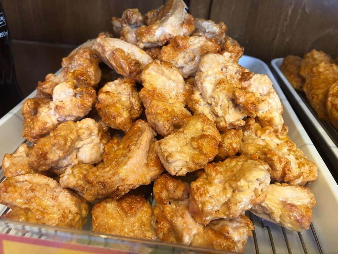 堀内大輝のインスタグラム：「. 突然ですがクイズです！ 美味しそうなから揚げ…🍗ですが、 この中によくできた食品サンプルがあります。 どれでしょう？？😎😎😎😎😎  良かったら、暇つぶしに考えてみてください。 お答えはコメント欄へ👉  ※正解もコメント欄に記載しました🙇‍♂️  ------------------ ◎チキンブレイクサダオ 札幌市東区北12東8-1 美味しい熟成から揚げのお店です！ テイクアウトも充実！  #から揚げ #チキン #テイクアウト #クイズ #今日ドキッ #アナウンサー」