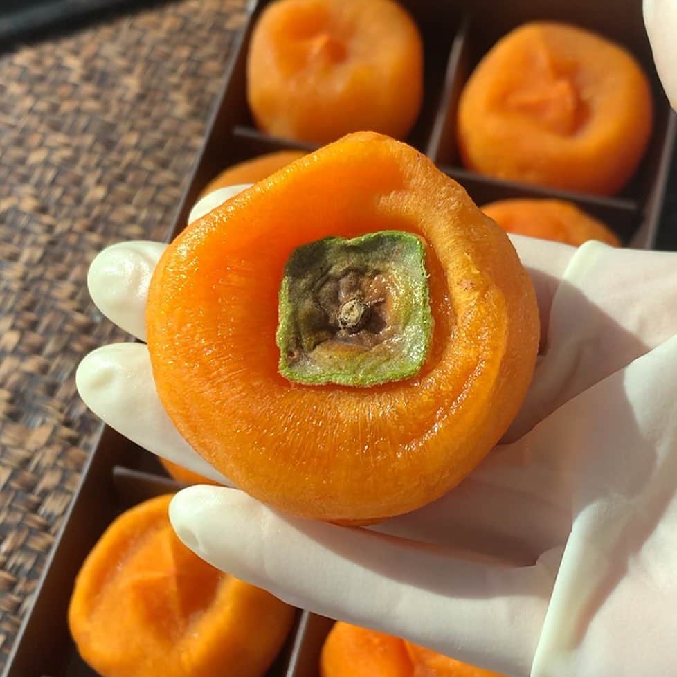 キム・ダヘのインスタグラム：「#공동구매 이사전부터 맛있다고 감말랭이 먹어댔었눈데 이번에 반건시랑 함께 선물패키지로 진행해요 히힣 감 좋아하는분들은 진짜 무조건....... ( 제가 감 킬러 ) 신라호텔 납품되는 농산물이에요! 메세지오는거보면 대부분 설 선물보다 본인이 먹을려고 산다며 ㅋㅋㅋㅋㅋㅋ 미리보기도 블로그 올려두었고 내일 오전 11시 오픈해요 🧡🧡」