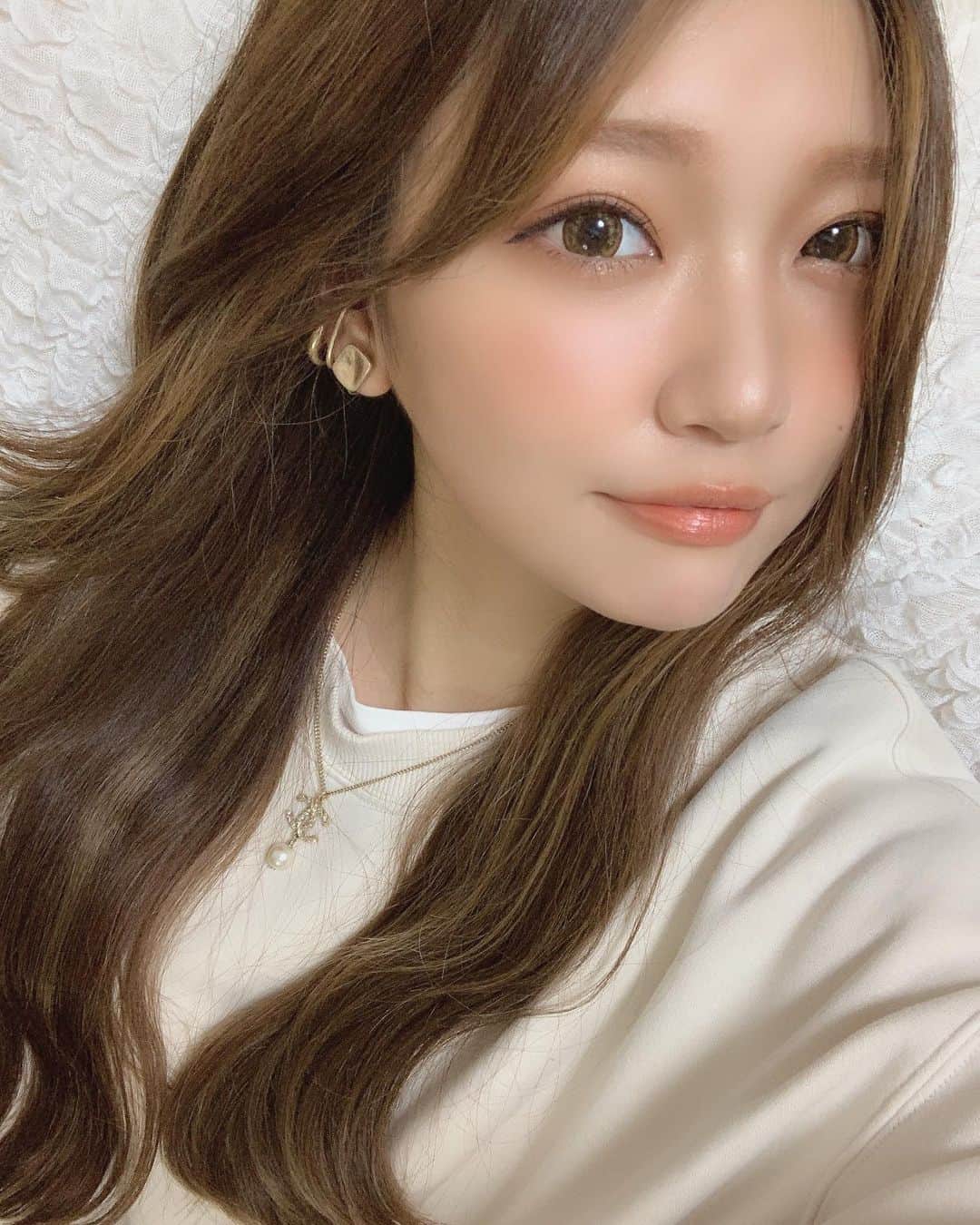 いっちゃん/嶋津 いつみのインスタグラム：「. . 引きこもってるので 家での自撮りしかない🤦🏼‍♀️💨 . . . 今日目覚めたら花粉の訪れを感じてんけど…💀 . . . . 気のせいってことにしていいかな？🙃 . . . . .  #関西  #関西サロモ  #サロンモデル #サロモ #いっちゃん  #フリーモデル #関西モデル  #あざといっちゃん #かわいっちゃん #いっちゃんコーデ  #ブライダルモデル #アレンジモデル #ヘアカラー  #ヘアアレンジ #くしゃ顔  #ヨシンモリ ##関西  #関西サロモ  #サロンモデル #サロモ #いっちゃん  #フリーモデル  #치맥  #좋아요환영 #소통환영 #팔로우환영  #팔로미 #인친환영 #친구해요 #셀카  #셀피」