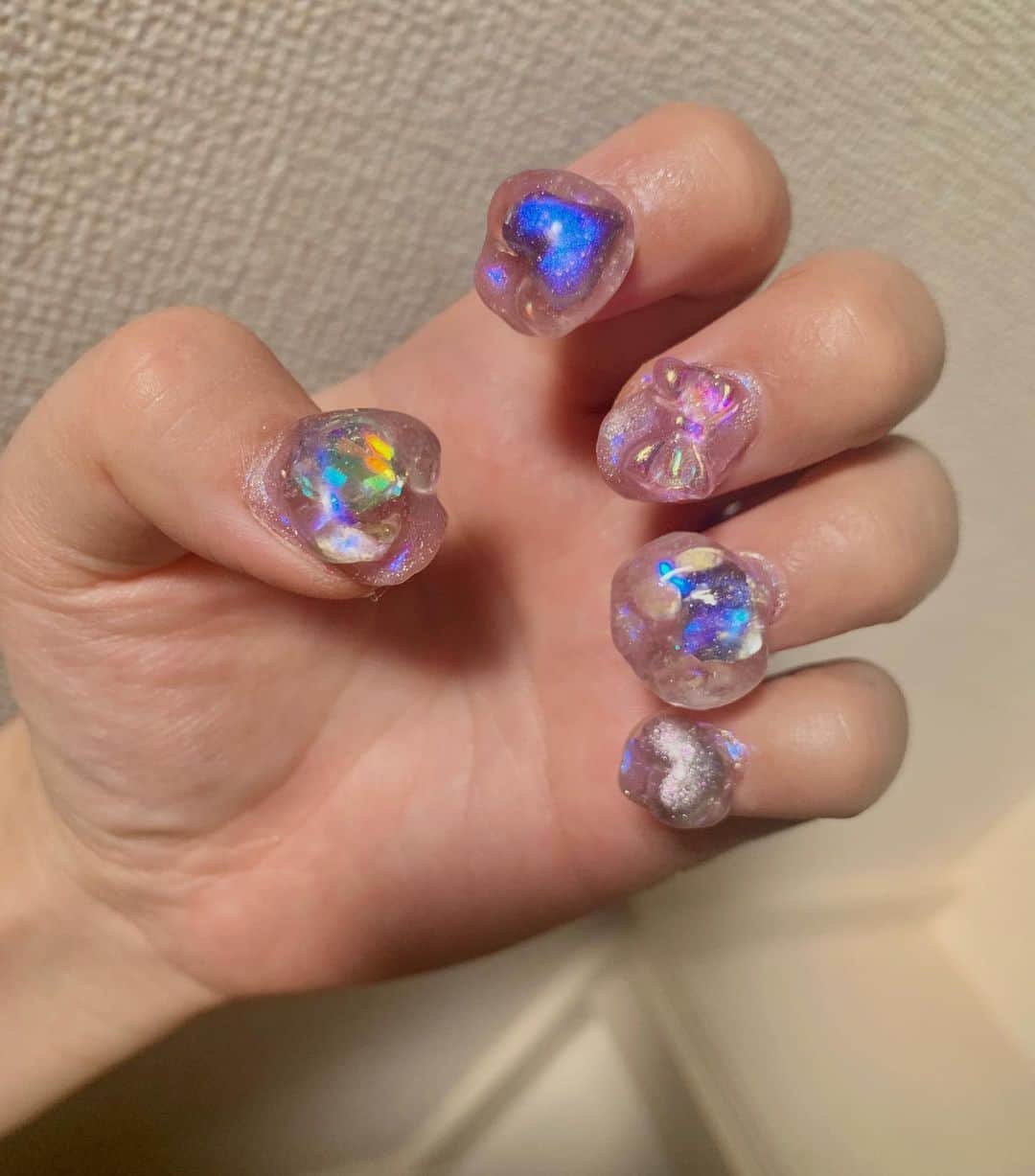 すうれろさんのインスタグラム写真 - (すうれろInstagram)「New💅セルフジェルネイル  ハートのキラキラうるうるネイル💗✨ ピンクと水色のパステルカラーネイル₍ᐢ⑅• ̫•⑅ᐢ₎  個人的に今回みたいな、うるっとぷるっとキラキラなネイル大好き😭❤️ちょっと形の、いびつなハートも、あるけどセルフの味わいと言うことで🤣🤣笑  最近嬉しかったこと、高校の時の地元の友達と何年ぶりかに話してずっと会ってないのに謎の安心感というか良い意味で変わってない感じに話せて嬉しかった🥺🐇💕  #セルフジェルネイル #セルフジェルネイル部 #セルフネイル #うるうるネイル #ぷるぷるネイル #ハートネイル #バレンタインネイル #韓国ネイル #ビジューネイル #キラキラネイル #つやつやネイル #nails #nailart  #별빛네일 #아이스젤 #자석젤 글리터네일 #홍대네일 #연남동네일 #호네일 #글리터젤 #글리터젤네일」1月31日 22時38分 - suurero