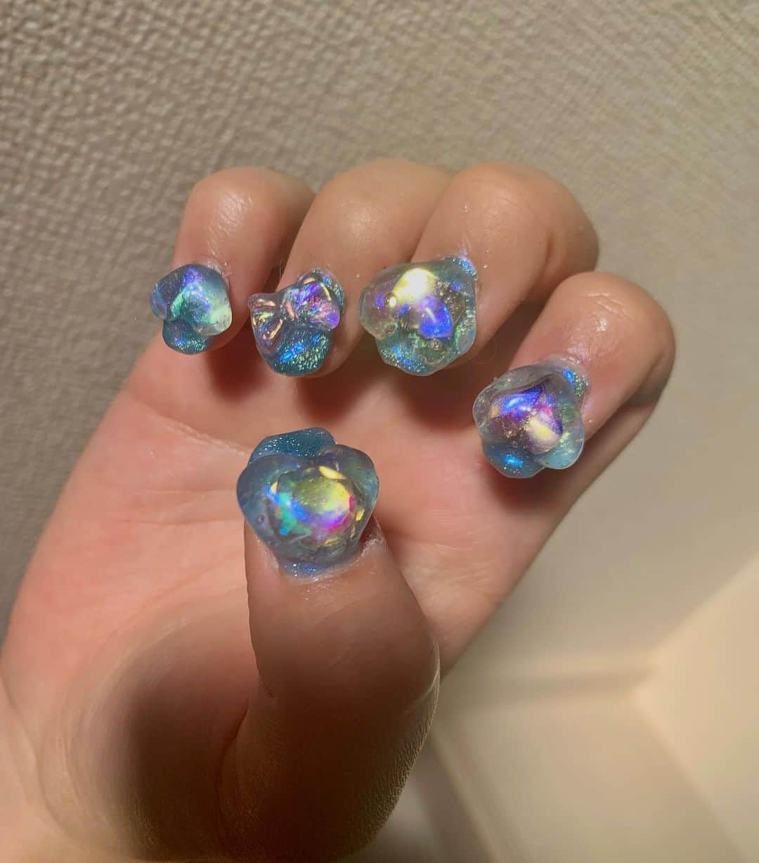 すうれろさんのインスタグラム写真 - (すうれろInstagram)「New💅セルフジェルネイル  ハートのキラキラうるうるネイル💗✨ ピンクと水色のパステルカラーネイル₍ᐢ⑅• ̫•⑅ᐢ₎  個人的に今回みたいな、うるっとぷるっとキラキラなネイル大好き😭❤️ちょっと形の、いびつなハートも、あるけどセルフの味わいと言うことで🤣🤣笑  最近嬉しかったこと、高校の時の地元の友達と何年ぶりかに話してずっと会ってないのに謎の安心感というか良い意味で変わってない感じに話せて嬉しかった🥺🐇💕  #セルフジェルネイル #セルフジェルネイル部 #セルフネイル #うるうるネイル #ぷるぷるネイル #ハートネイル #バレンタインネイル #韓国ネイル #ビジューネイル #キラキラネイル #つやつやネイル #nails #nailart  #별빛네일 #아이스젤 #자석젤 글리터네일 #홍대네일 #연남동네일 #호네일 #글리터젤 #글리터젤네일」1月31日 22時38分 - suurero