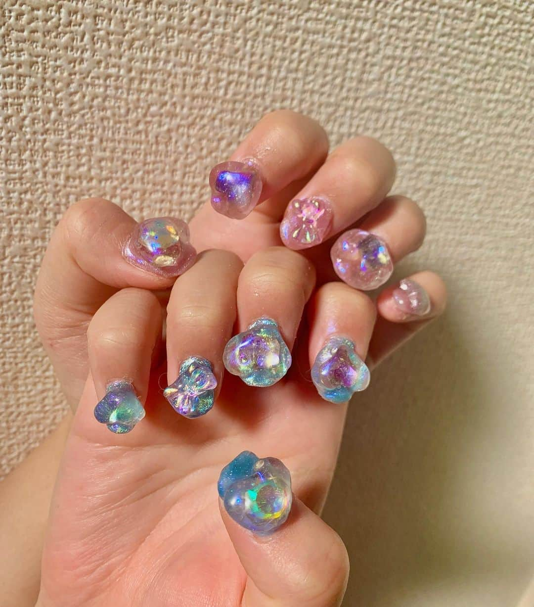 すうれろさんのインスタグラム写真 - (すうれろInstagram)「New💅セルフジェルネイル  ハートのキラキラうるうるネイル💗✨ ピンクと水色のパステルカラーネイル₍ᐢ⑅• ̫•⑅ᐢ₎  個人的に今回みたいな、うるっとぷるっとキラキラなネイル大好き😭❤️ちょっと形の、いびつなハートも、あるけどセルフの味わいと言うことで🤣🤣笑  最近嬉しかったこと、高校の時の地元の友達と何年ぶりかに話してずっと会ってないのに謎の安心感というか良い意味で変わってない感じに話せて嬉しかった🥺🐇💕  #セルフジェルネイル #セルフジェルネイル部 #セルフネイル #うるうるネイル #ぷるぷるネイル #ハートネイル #バレンタインネイル #韓国ネイル #ビジューネイル #キラキラネイル #つやつやネイル #nails #nailart  #별빛네일 #아이스젤 #자석젤 글리터네일 #홍대네일 #연남동네일 #호네일 #글리터젤 #글리터젤네일」1月31日 22時38分 - suurero