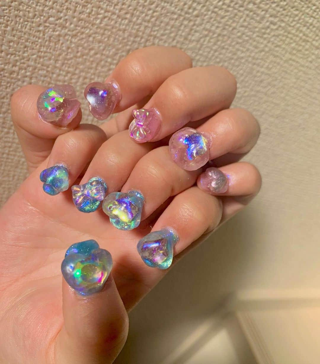 すうれろのインスタグラム：「New💅セルフジェルネイル  ハートのキラキラうるうるネイル💗✨ ピンクと水色のパステルカラーネイル₍ᐢ⑅• ̫•⑅ᐢ₎  個人的に今回みたいな、うるっとぷるっとキラキラなネイル大好き😭❤️ちょっと形の、いびつなハートも、あるけどセルフの味わいと言うことで🤣🤣笑  最近嬉しかったこと、高校の時の地元の友達と何年ぶりかに話してずっと会ってないのに謎の安心感というか良い意味で変わってない感じに話せて嬉しかった🥺🐇💕  #セルフジェルネイル #セルフジェルネイル部 #セルフネイル #うるうるネイル #ぷるぷるネイル #ハートネイル #バレンタインネイル #韓国ネイル #ビジューネイル #キラキラネイル #つやつやネイル #nails #nailart  #별빛네일 #아이스젤 #자석젤 글리터네일 #홍대네일 #연남동네일 #호네일 #글리터젤 #글리터젤네일」