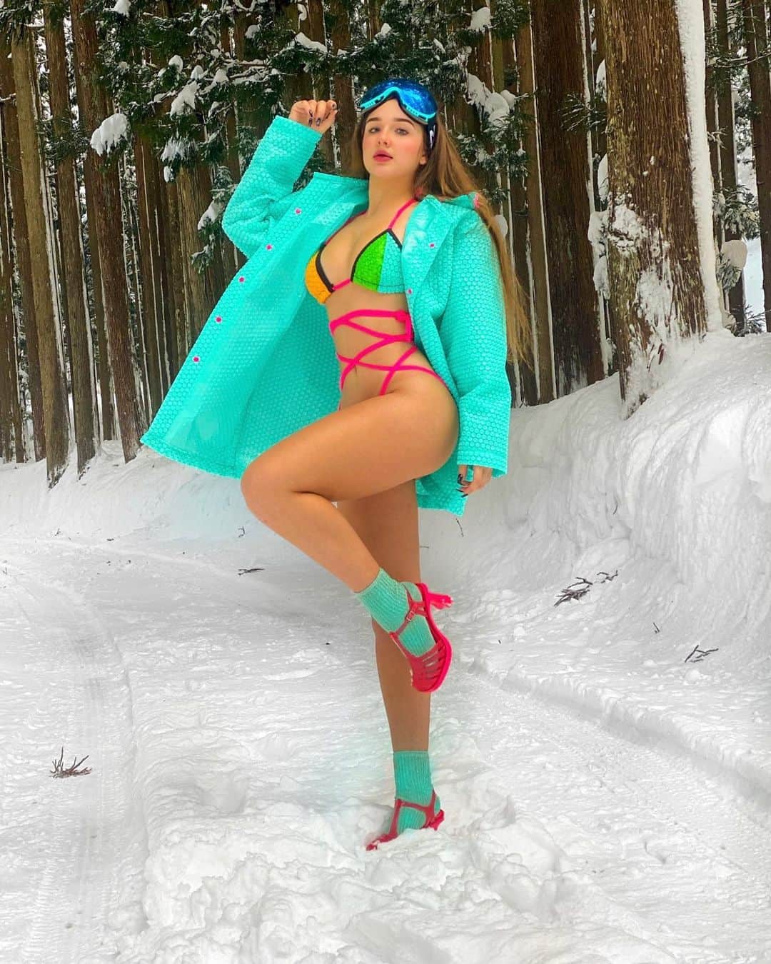 ニコルさんのインスタグラム写真 - (ニコルInstagram)「Se te faz sorrir, é porque te faz bem ✨Se te faz bem, esse é o seu lugar 😌 Capa e biquíni de plástico bolha by @plasticobolhastore 💕  #winter #snowphotoshoot #fashionmodel #swimwear #snow #fashionblogger #Toyama #富山」1月31日 22時40分 - nicoletulcheski