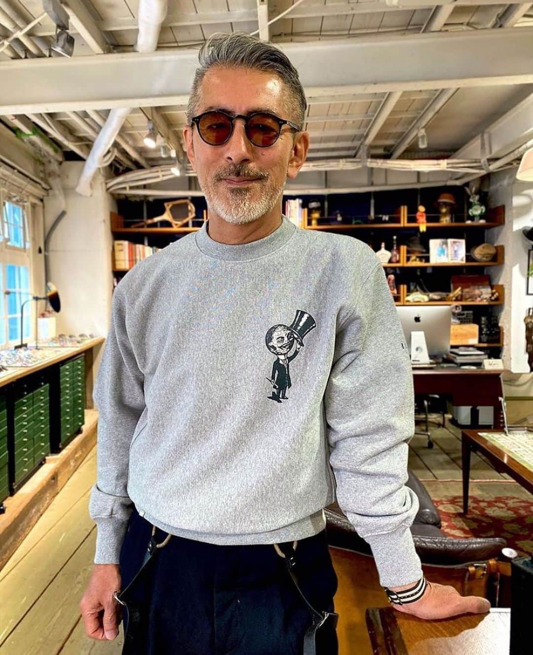 のインスタグラム：「遂にグローブスペックスがBillboardとコラボレーションしたT shirtとスウェットが発売となります！  「Billboard」とは「O.J. GLOBE SPECS OPTICAL Co.」のアイウェアを一緒に作っている「Old Joe」のデザイナーの髙木さんと「NUTSARTWORKS」の比内さんが手掛けているブランド。  「Old Joe」のプリントTシャツを別ラインで展開する形で始まりました。「NUTS ART WORKS」のグラフィックをTシャツやスウェット、コーチジャケットなどに落とし込んでいます。  「NUTS ART WORKS」がサインアートを手掛けている店舗をテーマに、そのお店とのコラボレートとして、毎回作られています。  今回はメガネ店をテーマに、架空の店舗サインも用いながら、実際のメガネ店として「グローブスペックス」とコラボレートしました。  2月5日からグローブスペックス全店舗にて発売開始となります。どうぞお楽しみに！！  @globespecs_official #tetsuyaokada  #kyoto #globespecs #opticalshop #fashion #gernotlindner  #eyewear #kyoto #ahlem #robertmarcnyc  #lunor #lescalunetier  #anneetvalentin  #laloop  #thespectacle  #oldjoe  #scye  #shinpuhkan #O.J. GLOBE SPECS OPTICAL Co. #メガネ #グローブスペックス」