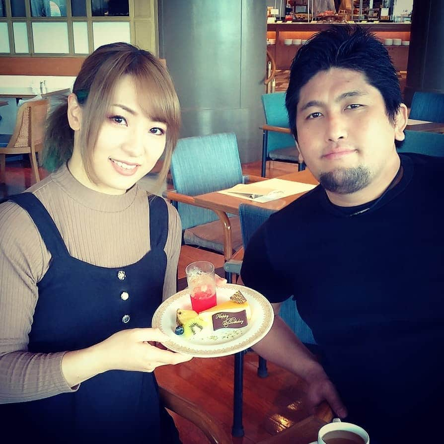 世羅りささんのインスタグラム写真 - (世羅りさInstagram)「本日は #綿婚式 です🥳 おかげさまで #結婚2周年 を迎えることができました！ あっという間に2年が経ち、3年目へと突入するわけですが #3年目の浮気 とやらに気をつけて😂、これからも夫婦円満に暮らしていきたいと思います💐 #1月31日 #結婚記念日」1月31日 22時43分 - sera_risa