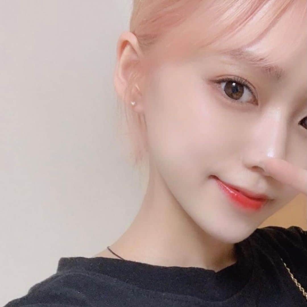 寺本月夜のインスタグラム：「요새 꾸미지도 않고 일하느라 올릴 사진도 없고 인스타 어뜨게 할지 까먹엇어 아 주말 왜 이틀밖에 없지 피곤해..🥲 . #여신강림 #봐야겟다」