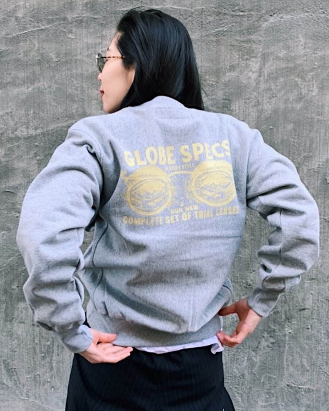 GLOBE SPECS_officialさんのインスタグラム写真 - (GLOBE SPECS_officialInstagram)「遂にグローブスペックスがBillboardとコラボレーションしたT shirtとスウェットが発売となります！  「Billboard」とは「O.J. GLOBE SPECS OPTICAL Co.」のアイウェアを一緒に作っている「Old Joe」のデザイナーの髙木さんと「NUTSARTWORKS」の比内さんが手掛けているブランド。  「Old Joe」のプリントTシャツを別ラインで展開する形で始まりました。「NUTS ART WORKS」のグラフィックをTシャツやスウェット、コーチジャケットなどに落とし込んでいます。  「NUTS ART WORKS」がサインアートを手掛けている店舗をテーマに、そのお店とのコラボレートとして、毎回作られています。  今回はメガネ店をテーマに、架空の店舗サインも用いながら、実際のメガネ店として「グローブスペックス」とコラボレートしました。  2月5日からグローブスペックス全店舗にて発売開始となります。どうぞお楽しみに！！  @globespecs_official #shibuyamiyasako  #kyoto #globespecs #opticalshop #fashion #gernotlindner  #eyewear #kyoto #ahlem #robertmarcnyc  #lunor #lescalunetier  #anneetvalentin  #laloop  #thespectacle  #oldjoe  #scye  #shinpuhkan #O.J. GLOBE SPECS OPTICAL Co. #メガネ #グローブスペックス」1月31日 22時46分 - globespecs_official