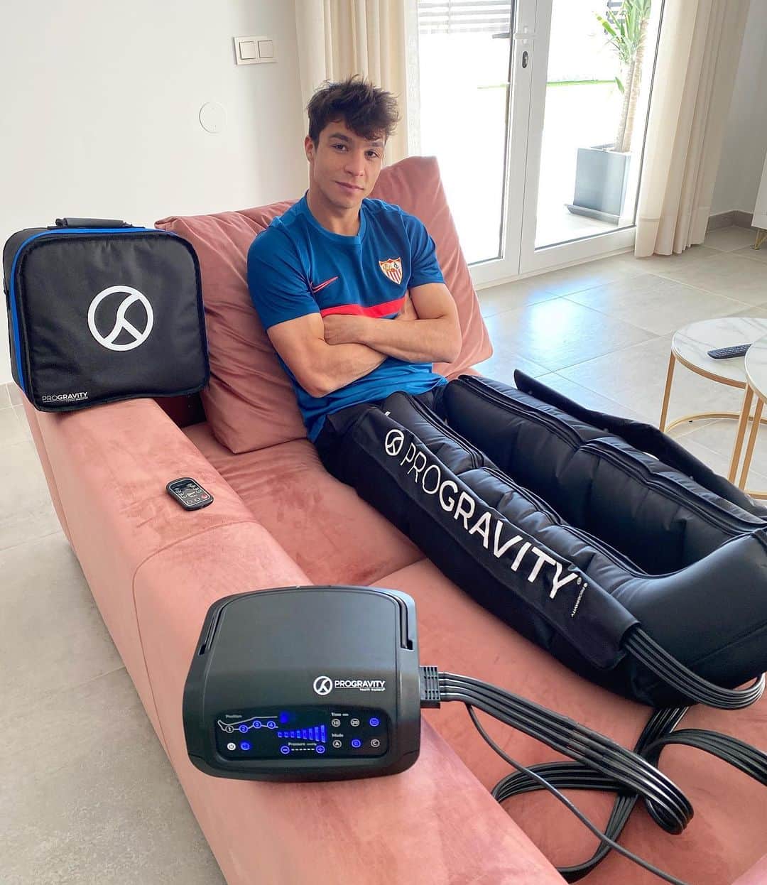 オリベル・トーレスのインスタグラム：「Recuperando las piernas con lo mejor! 🔋💪🏼 @progravity.argentina   #progravity #proboots #futbol #therapy #músculos #drenajelinfatico #presoterapia #conciencia #salud #performance #bePG #recuperación #muscular #sistemanervioso #terapia #atletas #deportistas #entrenamiento #liberación #train #recover #elite #performance #altorendimiento #comunidadpg」