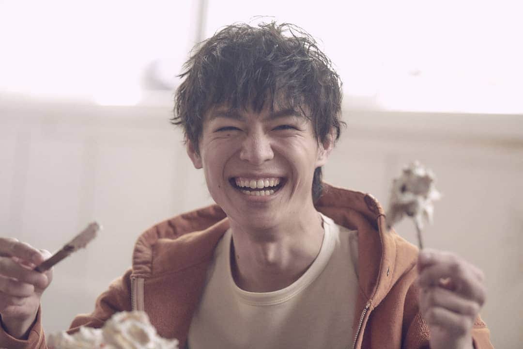 溝口琢矢のインスタグラム：「. JUNON3月号 「もしも彼とバレンタインデートをするなら」  本誌のほうは読んで頂けましたか～？🙌  こちらも大変ご好評頂いているので、 もう他のアザーカットも見せちゃう。  大爆笑。 なんでだろう…？🤔笑 (覚えていない)  撮影／後藤倫人  #JUNON #バレンタイン」