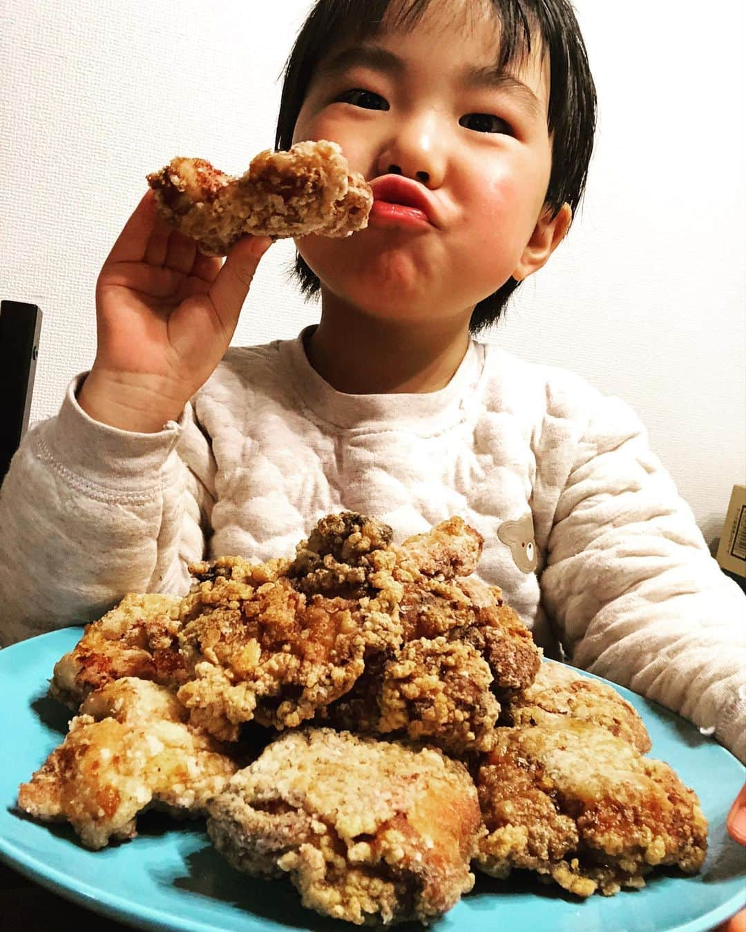 藤田裕樹さんのインスタグラム写真 - (藤田裕樹Instagram)「【こっちこっち〜のからあげさん】﻿ 同期のダブルアート真べぇの居酒屋、こっちこっち〜のからあげさんの通販が2/1の13時から再販決定だそうですー！！﻿ こっちこっち〜をタグ付けするので、そこのトップページからbaseへ飛んでみてくださいー！﻿ ﻿ プレーン、梅がつお、にんにく味噌、カレー味あって、一個一個めちゃデカくて最高よ！﻿ 梅がつおの風味が初体験で美味しかった！！﻿ カレー味は明日の息子のお弁当に入れる！﻿ めちゃくちゃ頑張ってる真べぇ、応援してますー！！﻿ ﻿ @kotchi_kotchi @wartdebu  #こっちこっちー　 #からあげさん　 #唐揚げ好きな人と繋がりたい  #ダブルアート　 #家でお店の味　 #片栗粉つけて揚げるだけ #コロナをぶっ飛ばせ  #世界平和」1月31日 22時52分 - fujiboy0730