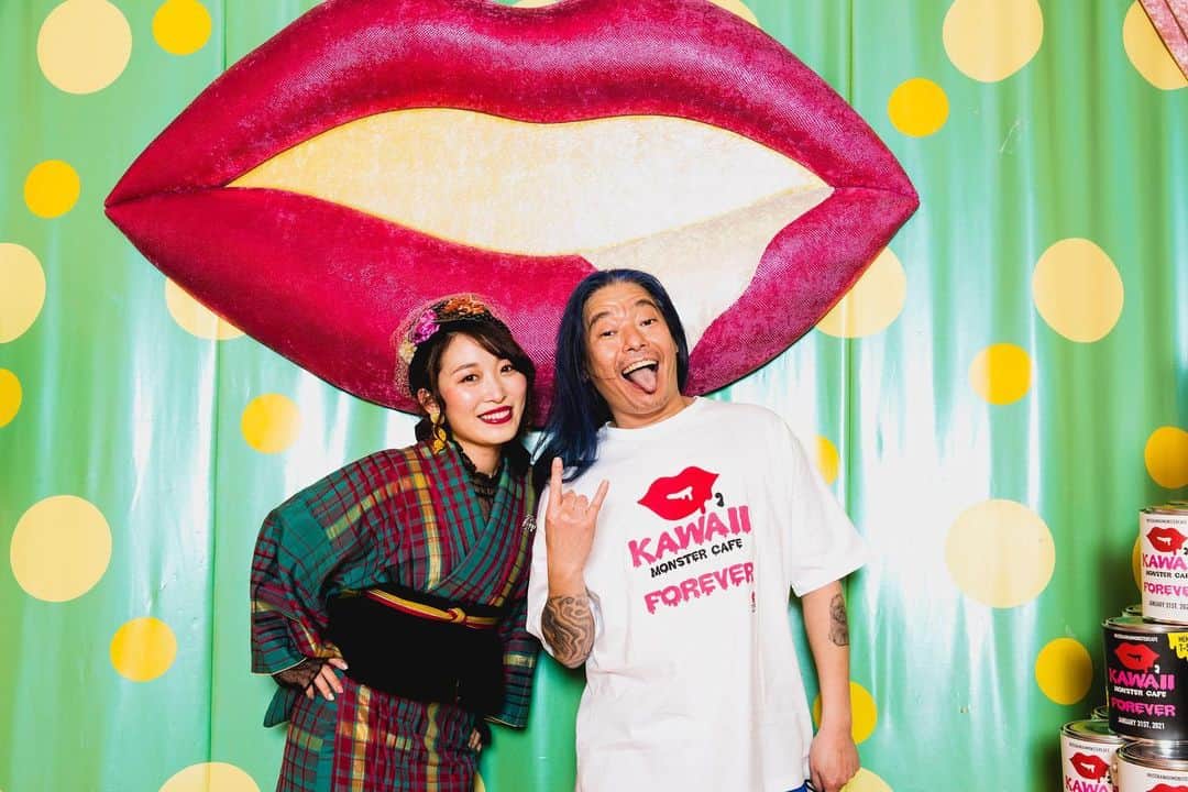 くまみきのインスタグラム：「思い出をありがとう！﻿ @kawaiimonstercafe 😭❤️﻿ ﻿ YouTubeで原宿ファッションの歴史シリーズの撮影させてもらったりとってもお世話になったカフェが閉店😭﻿ ご挨拶に行って、 #好きなことで生きていく のポスター撮影していただいた @keiichinitta さんと再会という、あぁ人生がつながっていくなぁ〜という不思議な日だった💃﻿ ﻿ またイケイケなカフェができてほしいな〜本当にありがとうございました😭❤️﻿ ﻿ #kisskawaiimonstercafeforever #kawaii  #kawaiimonstercafe #kimono #kimonostyle #kimonofashion #着物 #着物女子 #着物コーディネート ﻿」