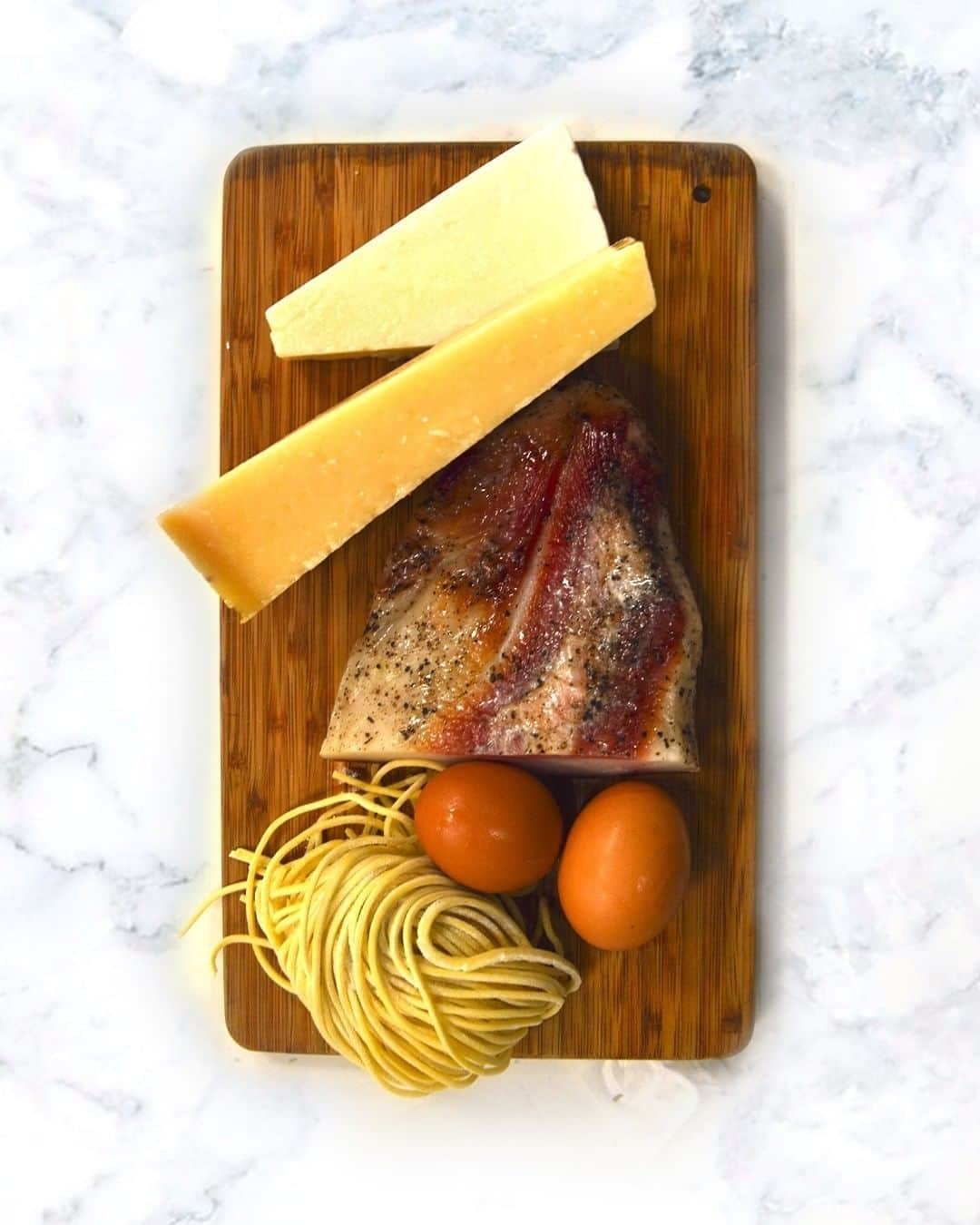 Eataly Brasilさんのインスタグラム写真 - (Eataly BrasilInstagram)「Quer aprender a fazer um clássico Spaghetti Alla Carbonara na sua casa de um jeito rápido, fácil, e com as dicas do Chef Executivo do Eataly? Dá só uma olhada nesse post e saiba como. 👇  Para celebrar Roma, nossa segunda parada durante o Un Giorno In Itália, disponibilizamos Kits Especiais para venda, com tudo o que você precisa para se tornar um expert quando o assunto é este clássico prato romano.   O Kit acompanha todos os insumos necessários para fazer a receita do Carbonara em casa e um vídeo produzido por nós, apresentado pelo Chef José Barattino, ensinando passo a passo os segredos da sua preparação.   Garanta o seu agora mesmo por delivery através do iFood, presencialmente em nosso balcão de informações na loja, ou, se preferir, envie um e-mail para scuola@eataly.com.br para compras via transferência bancária.   Embarque nessa viagem pela Itália com o Eataly e depois conta pra gente como ficou o seu Carbonara, hein? Buon appetito.  #eataly #eatalybrasil #eatalysp #italianfood #italy #spaghetti #carbonara #guanciale」1月31日 23時00分 - eatalybr