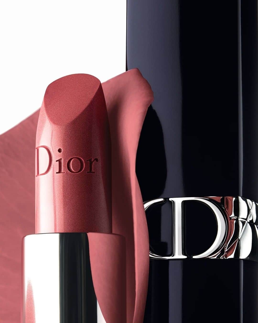 Dior Makeupのインスタグラム：「A rosewood nude whose name conveys Christian Dior’s love of women and his muses: the new Rouge Dior Metallic 525 Chérie shade! • ROUGE DIOR METALLIC 525 Chérie • #diormakeup #rougedior #wewearrouge」