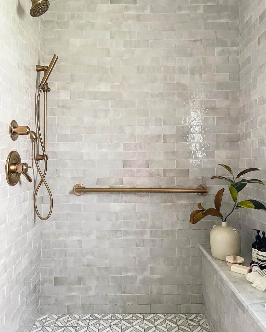 MT DOMAINEさんのインスタグラム写真 - (MT DOMAINEInstagram)「The gold accents in this shower are just. too. good. 🤩 #SelfCareSunday 📷: @beginninginthemiddle」1月31日 23時00分 - mydomaine