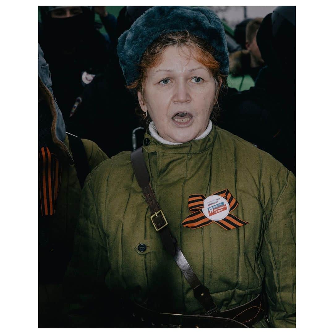 Magnum Photosさんのインスタグラム写真 - (Magnum PhotosInstagram)「On January 23rd, unauthorized rallies were held in more than 60 Russian cities. Heitmann witnessed a rally in central Moscow, one of the country's largest demonstrations in recent years. Independent monitors stated that more than 2,000 protesters were detained nation-wide. ⁠ .⁠ PHOTO: Putin supporter singing. Pro-Navalny Protest. Pushkinskaya Ploschad. Moscow. Russia. January 23, 2021 .⁠ © @nannaheitmann /#MagnumPhotos」1月31日 23時01分 - magnumphotos