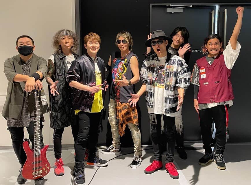 KOHSHIのインスタグラム：「ANIMAX MUSIX 2021 ONLINEお疲れ様でした❗️ いや〜楽しかった。 久々に「1/3の純情な感情」をナノさんと「7-seven-」をこれまた久々のFLOW×GRANRODEOで♬ とにかく歌える場所があるという有難さを噛みしめながら充実した１日になりました。  イベント終了後は一番搾りで乾杯🍻  ANIMAX MUSIXさんからお祝いの花もいただき感無量です。  ありがとうございました♬  #flow #granrodeo #ナノ #animaxmusix2021online #一番搾り」