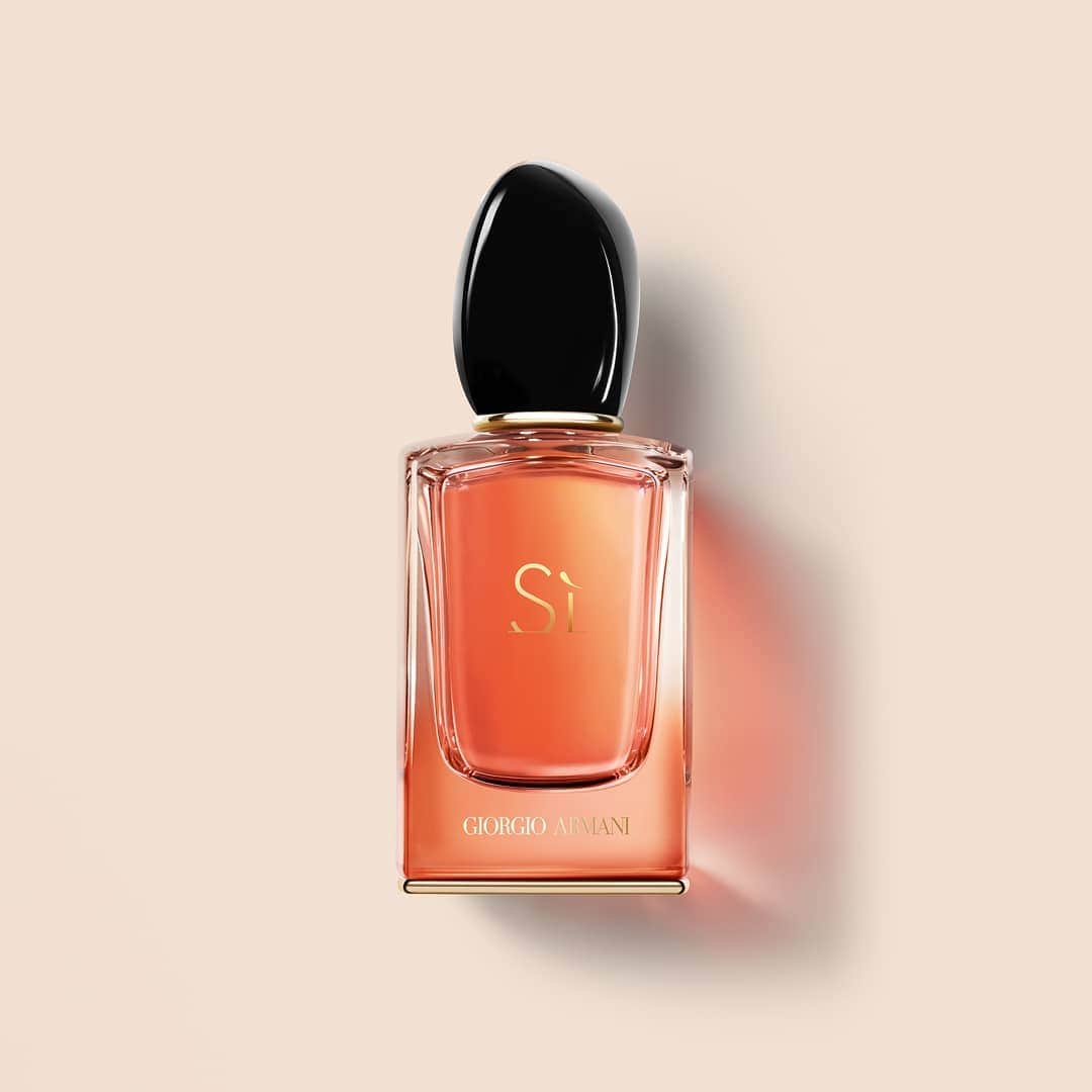 Armani Beautyさんのインスタグラム写真 - (Armani BeautyInstagram)「Inspiring you to explore your most intense side. New SÌ EAU DE PARFUM INTENSE fuses blackcurrant nectar with rose, patchouli and vanilla to create an intensely enveloping fragrant experience.     #Armanibeauty #SaySi #fragrance」1月31日 23時04分 - armanibeauty