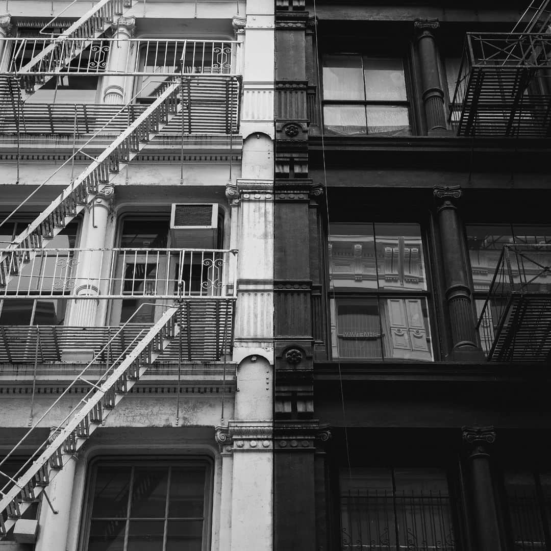 デビッドヤーマンのインスタグラム：「Soho in focus. David and Sybil have called this NYC neighborhood home for more than 20 years and have lived downtown since 1978. With its signature cast iron architecture and rich artistic heritage, Soho continues to inspire us. #DavidYurman」