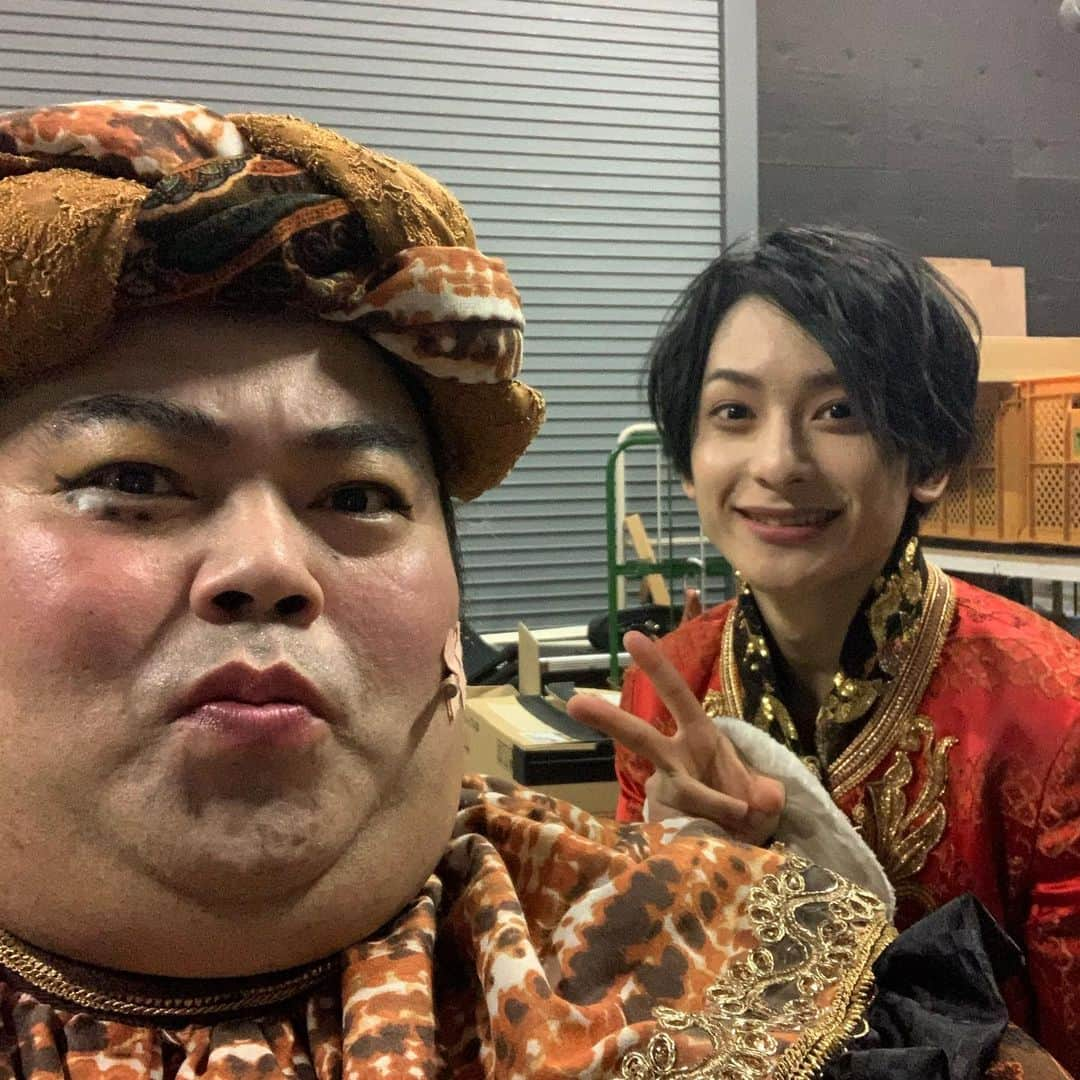 長友光弘さんのインスタグラム写真 - (長友光弘Instagram)「東京5公演終わった〜 明日はお休みですがまた2日からよろしくお願いしまーす😁  さぁ〜今日写真撮ってきたよ😁 今日はしょうへいへい☺️ 今回初共演ですがこの子はすごいね〜 毎回袖やセット裏で感動してます  #ghostwriter #ディスグーニー #橋本祥平」1月31日 23時16分 - hibikinagatomo