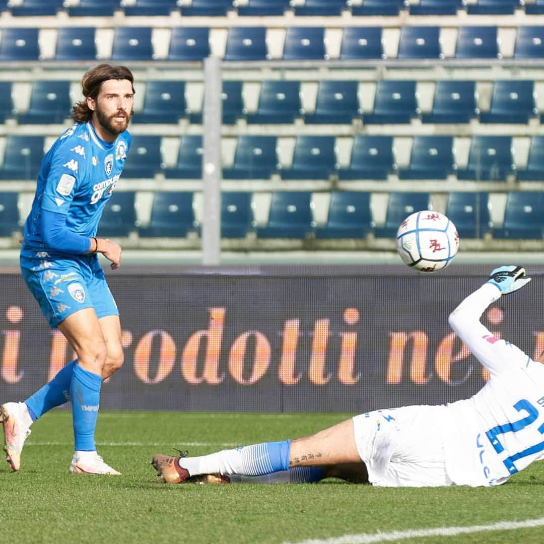 エンポリFCさんのインスタグラム写真 - (エンポリFCInstagram)「⚽ Il perfetto tocco sotto, il gol del pareggio contro il Frosinone e l'esultanza di Leonardo Mancuso 📸📸📸」1月31日 23時12分 - empoli_fc_official