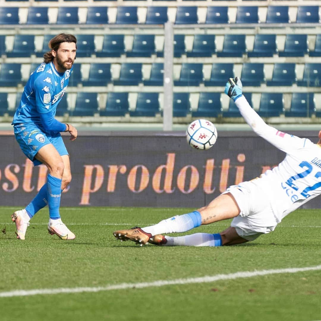 エンポリFCさんのインスタグラム写真 - (エンポリFCInstagram)「⚽ Il perfetto tocco sotto, il gol del pareggio contro il Frosinone e l'esultanza di Leonardo Mancuso 📸📸📸」1月31日 23時12分 - empoli_fc_official