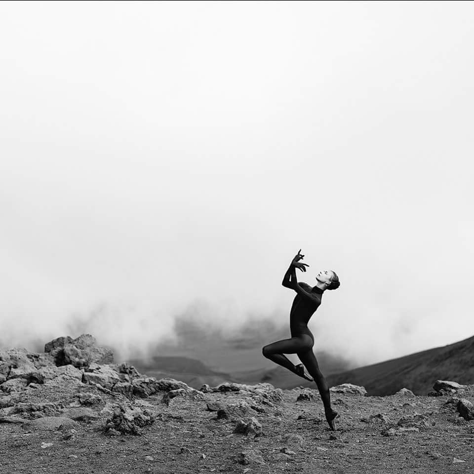 ballerina projectさんのインスタグラム写真 - (ballerina projectInstagram)「𝗠𝗮𝗰𝗸𝗲𝗻𝘇𝗶𝗲 𝗥𝗶𝗰𝗵𝘁𝗲𝗿 on Haleakala. #ballerina - @mackensova #haleakala #maui #hawaii #ballerinaproject #ballerinaproject_ #ballet #dance #catsuit by @dstm_ #dstm #mackenzierichter #sonyalpha #zeissotus   𝗕𝗮𝗹𝗹𝗲𝗿𝗶𝗻𝗮 𝗣𝗿𝗼𝗷𝗲𝗰𝘁 𝗯𝗼𝗼𝗸 is now in stock. Go to @ballerinaprojectbook for link.」1月31日 23時13分 - ballerinaproject_