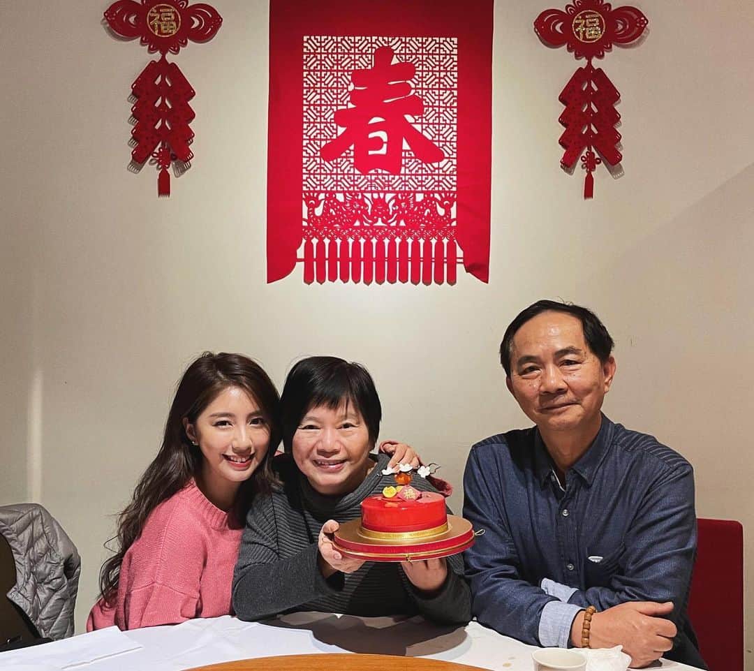 辜莞允（Nono Ku）のインスタグラム：「媽媽生日快樂💛 蛋糕美到我們都不捨得切😂」