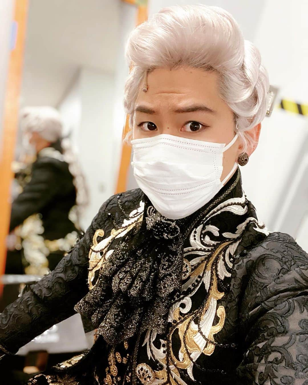 小野田龍之介さんのインスタグラム写真 - (小野田龍之介Instagram)「MarieAntoinette🌹 本日も務めさせていただきました📣 緊急事態宣言下の大変な状況のなか感染対策をし劇場に足をお運びくださる皆様、また心を寄せて下さる皆様に心より感謝致します🙏 先日開幕し一週目を終えました‼️ こんな感じで出番ギリギリまでマスクを装着しながら頑張ってます😂 明日休演日を頂戴しまた明後日から何卒宜しくお願い致します✨ ＊ ＊ ＊ #ミュージカル  #マリーアントワネット  #musical  #marieantoinette  #オルレアン  #小野田龍之介」1月31日 23時24分 - ryunosuke_onoda