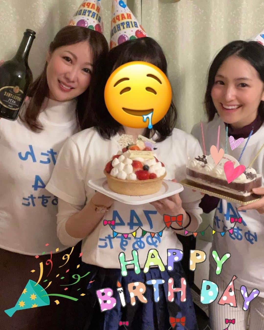 春野ゆりかさんのインスタグラム写真 - (春野ゆりかInstagram)「ミュージカル仲間のお誕生日祝いをしました💕 日を跨いで誕生日を迎える子がいたので、サプライズで  　#小松春佳　とケーキを準備して二人で作戦会議❣️  でも0時に回る前にケーキみんなで食べよう〜♪と差し入れてくれたケーキがまさかのホールケーキ🎂🤣‼️ 3人とも1月生まれだからと言う理由でバースデー当日の友達も準備してくれてたみたいで、まさかのケーキ二つ被り🎂❤️🤣❣️  どっちのケーキにも3人の名前が入っていて、考えること同じすぎる思いやりに溢れたみんなが大好き❣️ こんないい子ばっかりの集まりってあるってぐらいに笑いが止まらない最高の楽しい時間になりました😍💕  #リリたん　Tシャツもみんな着てくれたよ💕 楽しかったぁ😍  何気に共通点も多くて本当に気の合う3人でした❣️また集まってワイワイしたいな💕  本当に久しぶりに友達にあってワイワイできて心充電されました💓💓💓🥺」1月31日 23時25分 - lilychan111