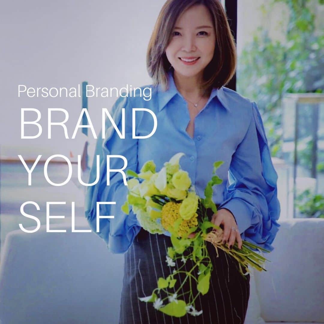 ヒロコグレースのインスタグラム：「闇雲にブランディングをしても﻿ 上手くいかない。﻿ ﻿ ﻿ いや、数年は上手くいくかもしれない。﻿ しかし、自分も周りも、﻿ 違和感でいっぱいになってくる。﻿ ﻿ ﻿ ”何を軸“にビジネスをしているのか。﻿ ﻿ ﻿ もしかすると、﻿ この部分次第なのかもしれない。﻿ ﻿ ﻿ 生存率は、﻿ 5年で15%、﻿ 10年で6.3%、﻿ 20年で0.3%と言われている。 ﻿ ﻿ 怖いくらい、﻿ あっと言う間に顔ぶれは一新される。﻿ 私もどん底や危機を経験した。 その度にもうダメかもしれないと息を呑んだ。 大きな軌道修正が必要だったのだと今は分かる。 ﻿ ﻿ 起業してから今年の3月で25年経って思うこと。 自分の根っこと繋がる﻿ “本質”をビジネスに出来ると、 仕事が本当に楽しくなる♡ ﻿ ﻿ そして、﻿それを 世の中のニーズに合わせて、﻿ ブランディングしたり、﻿ リブランディングし続ける。﻿ ﻿ ﻿ これに成功すると、 良いお客様しか出会わない。 ﻿ ﻿ これからビジネスの世界は、﻿ 大きく変わろうとしている﻿ような気がするな。 先見の目を持ちながら、ブランディングする。 たくさんの人に伝えたい。﻿ ﻿ ﻿ --------------﻿ ﻿ ＜ビジネス講座＞﻿ ■ b-school（裏講座）﻿  パーソナルブランディング ﻿ ・2021年4月スタート﻿  7期平日クラス(先行募集予定)﻿  8期週末クラス(先行募集予定)﻿ *募集開始前に満席になる講座^^;﻿  裏講座のためHP掲載がありません。﻿  先行募集開催前にお席を抑えたい方は﻿  DMくだださい。﻿ ﻿ ・2021年1月スタート﻿ 　4期平日クラス(満席)﻿ 　5期週末クラス(満席)﻿ 　6期大阪平日クラス(満席)﻿ 　﻿ ﻿ ﻿ ■ VIPプライベート・トータルプロデュース﻿ 個々のニーズに合わせてプロデュース内容を﻿ カスタマイズ。﻿ ・パーソナルトータルブランディング・プロデュース﻿ ・リブランディング・プロデュース﻿ 【満席♡】﻿ ＊ご希望の方はDM下さい。﻿ ﻿ ﻿ ﻿ ■ b lab ﻿  ・2/10開催予定﻿ 招待制﻿ ﻿ ﻿ •••••﻿ ﻿ ＜パートナーシップ講座＞﻿ ■ ウーマンDiploma class﻿ ・27期 202年4月 週末クラス(募集予定)﻿ ・26期 2021年1月 週末クラス(キャンセル待ち)﻿ ・25期 2020年9月 週末クラス(満席)﻿ ・24期 2020年9月 平日クラス(満席)﻿ *HPより募集します。﻿ 募集開始前に席を押さえたい方は、﻿ DMください♡﻿ ﻿ ■ DiplomaVIP﻿ ・【満席】﻿ ﻿ ■ ウーマンDiploma卒業生向け﻿ ・14期 2021年3月 Masterクラス(残席わずか)﻿ ・4期2021年 5月開講 スキルアップ（未定）﻿ ﻿ ﻿ •••••﻿ ﻿ ＜個人セッション＞﻿ ■ メンタープログラム(満席)﻿ 6ヶ月先まで満席です。﻿ ﻿ •••••﻿ ﻿ ＜オンラインサロン＞﻿  Grace サロン﻿ @hirokograce プロフURLより﻿ ﻿ ﻿ •••••﻿ ﻿ 著書：﻿ 夫を最強のパートナーにする方法（大和書房）﻿ やめたら幸せになる妻の習慣（Wave 出版）﻿ 愛され妻の習慣（Wave 出版）﻿ ﻿ ▶︎ ブックアカウント ﻿ hirokograce_books ﻿ ﻿ #ブランディング #自分磨き #起業女子 #コーチング #パートナーシップ #海外インテリア#海外インテリアに憧れる #洗練 #センス #自信をつける #自分軸で生きる #コミュニケーション #会話術 #ワーママ #ライフスタイル #ニューヨーク #ロス #プロデュース #女性経営者 # 海外ファッション #夫婦 #ママ #海外移住 #ワーママ #自分ブランディング﻿ ﻿ ﻿」