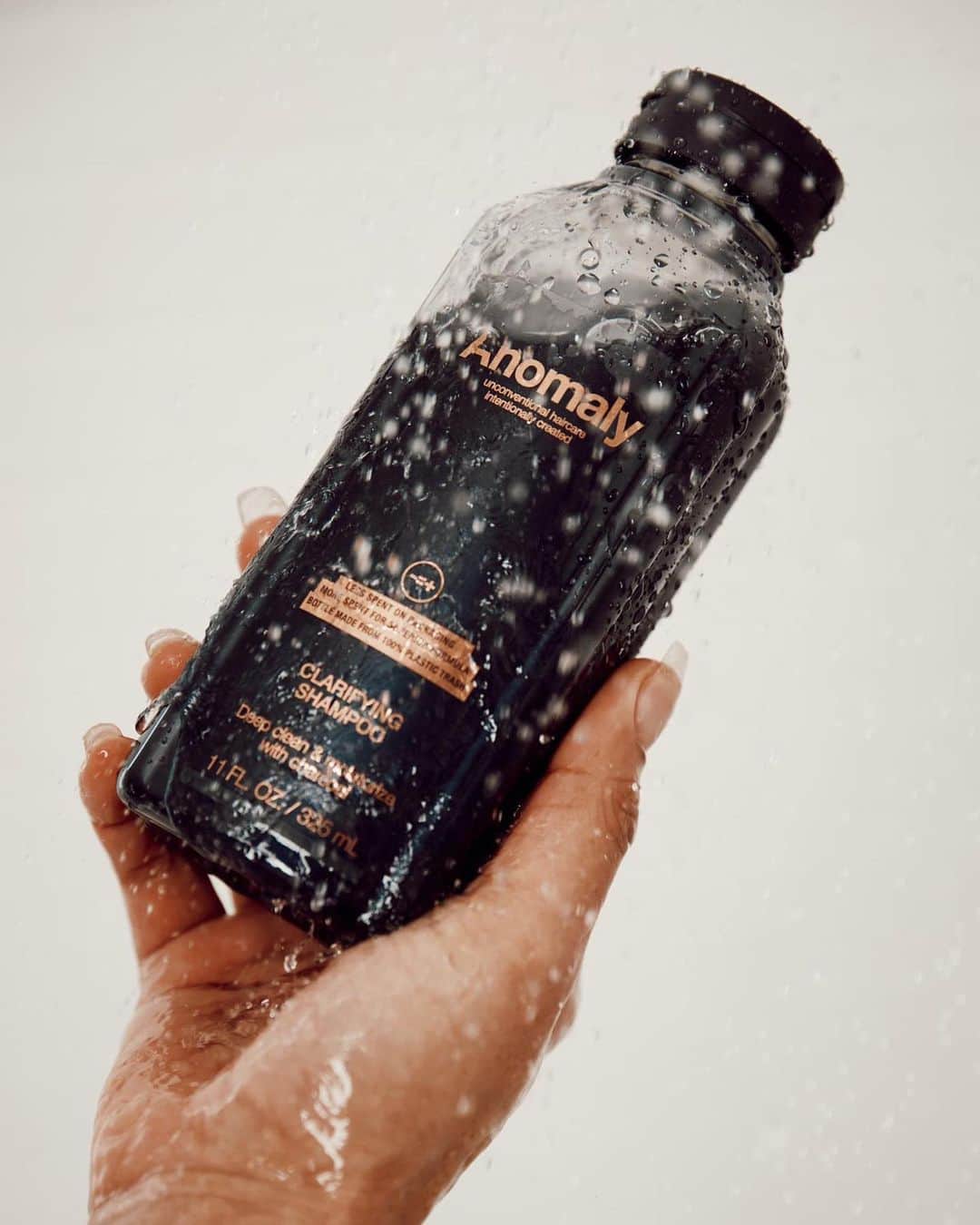 プリヤンカー・チョープラーのインスタグラム：「TODAY’S THE DAY!!!!! @anomalyhaircare ✨ now available at Target and anomalyhaircare.com! Be the FIRST to shop our exclusive drop. I saw a gap in the market for affordable, clean, and sustainable haircare, especially at an affordable price point, and so for the past year and a half I’ve poured my heart into bringing this brand to life!   DYK your scalp is more porous than your face?! Which is why it is so important to know what we’re putting on our heads and also what’s washing down our drains.   Make an empowered choice in your haircare regimen that doesn’t cost the earth. Shop Anomaly now! ♻️🧖🏾‍♀️🖤」