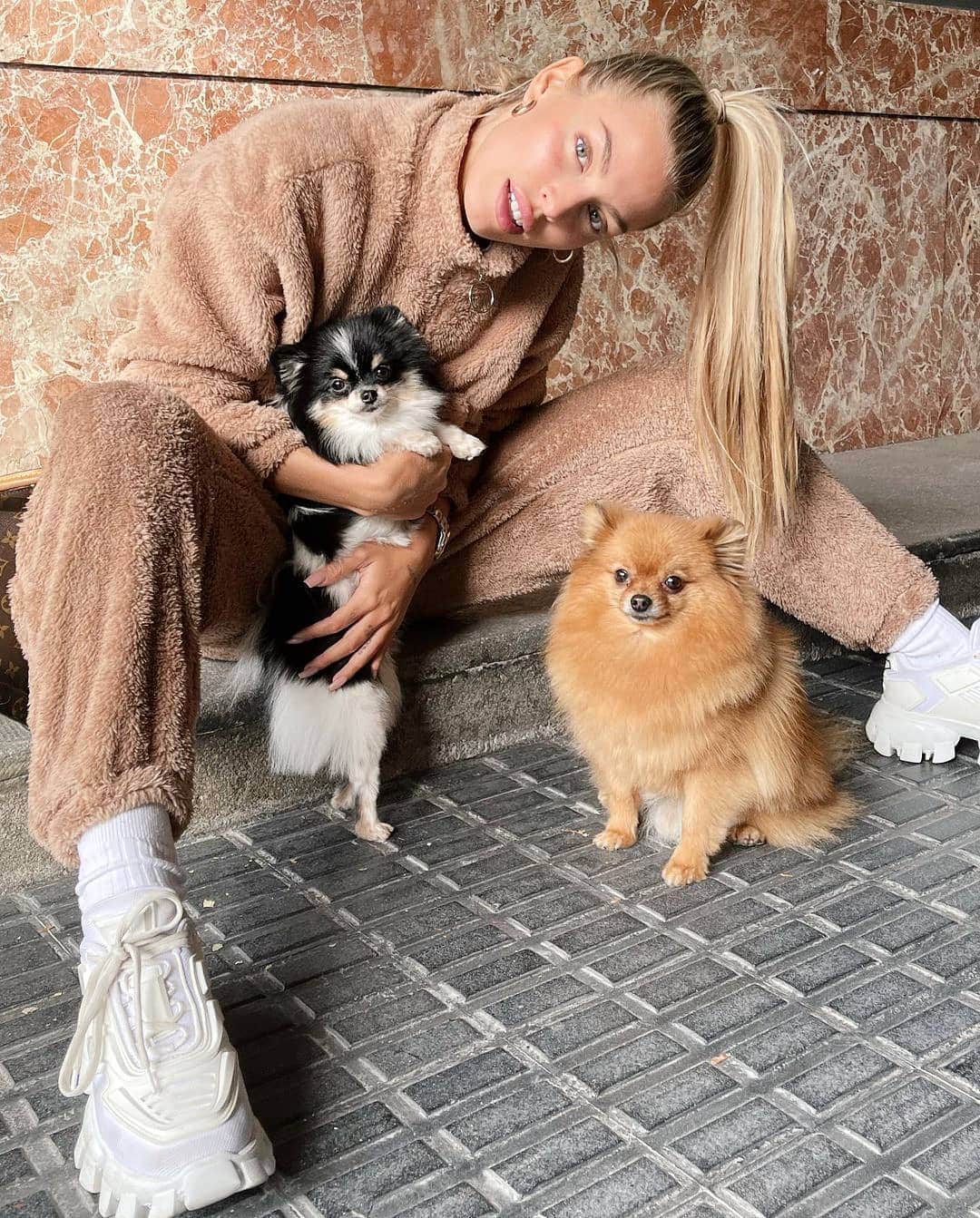 SHEINのインスタグラム：「Family photo 🐶💓 @goicoechea  Shop Item #: 1515526  #SHEINgals #SHEINstyle #SHEINSS21 #pictureoftheday」
