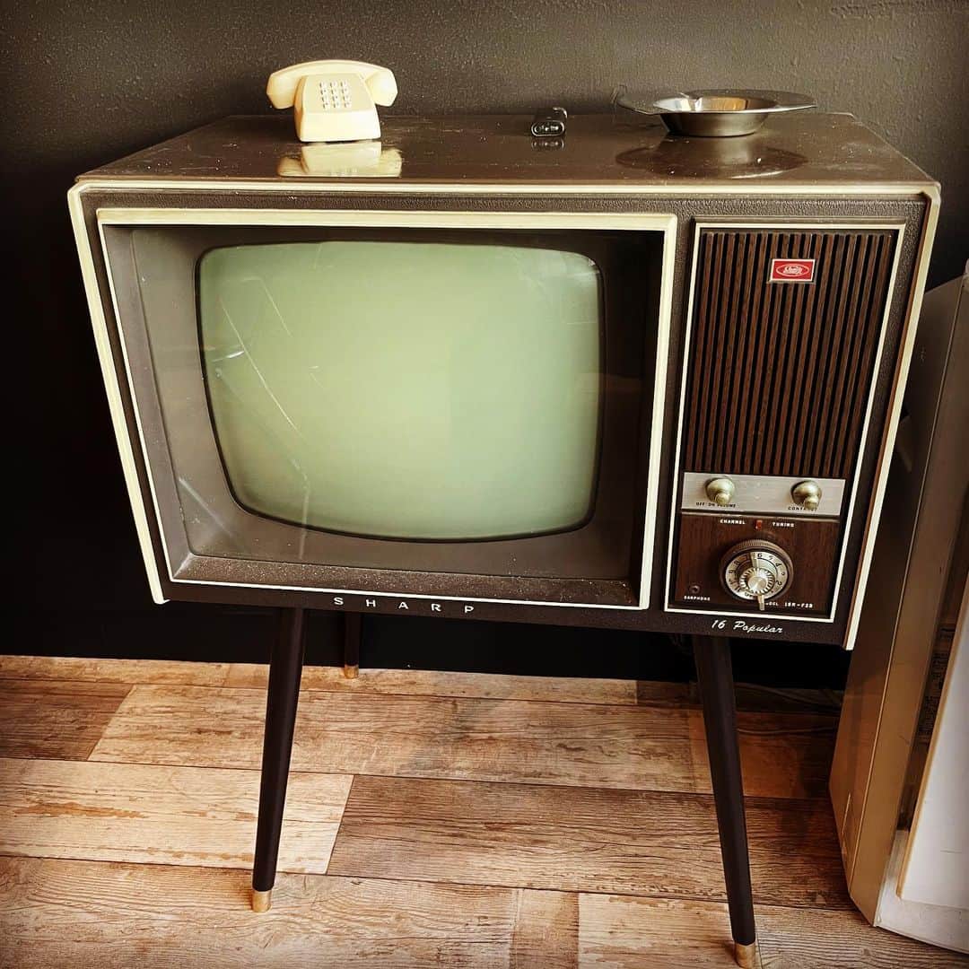 佐野史郎のインスタグラム：「ロケ現場の控え室にあった、昭和なテレビ受像機。 #テレビジョン　#昭和レトロ」